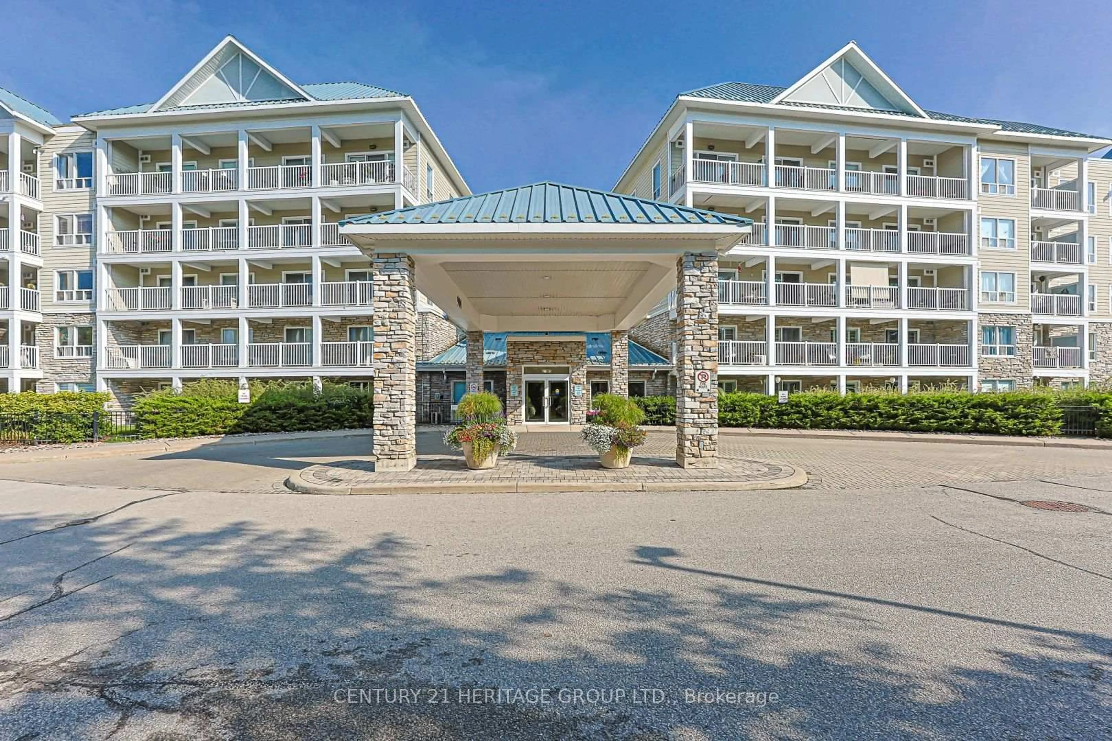 Indoor foyer for 900 Bogart Mill Tr #211, Newmarket Ontario L3Y 8V5