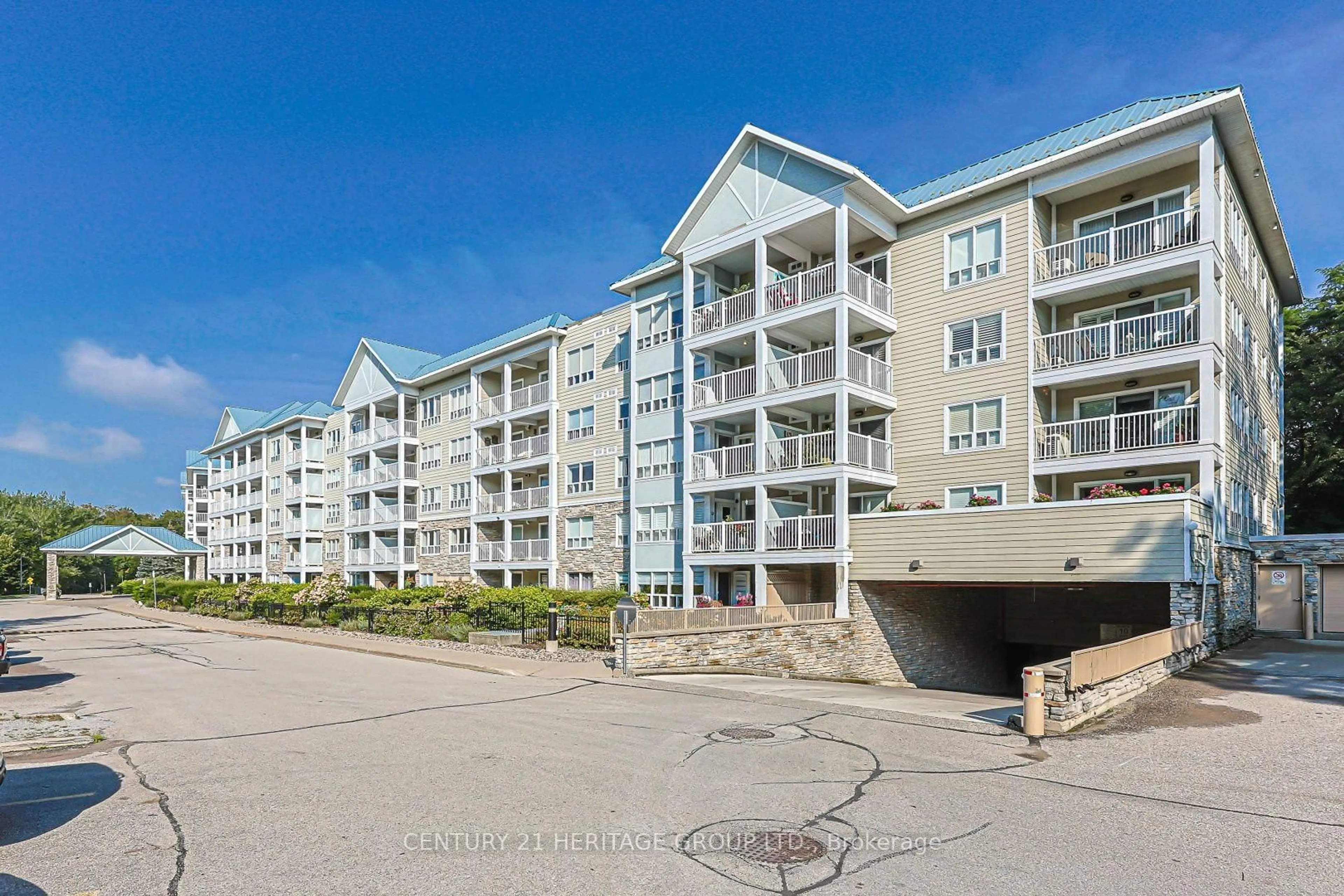 A pic from outside/outdoor area/front of a property/back of a property/a pic from drone, water/lake/river/ocean view for 900 Bogart Mill Tr #211, Newmarket Ontario L3Y 8V5