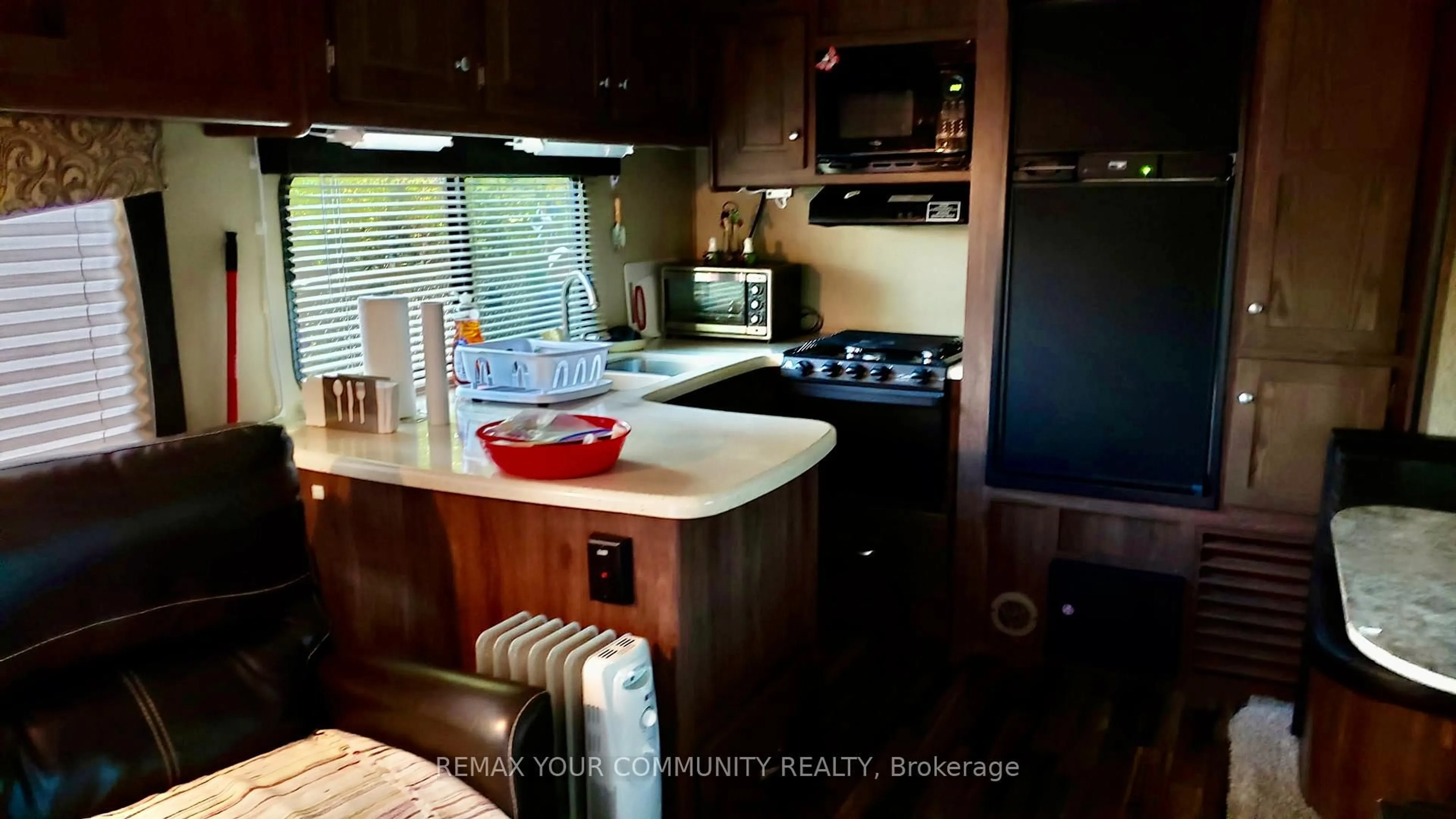 Standard kitchen, unknown for 285 Crydernams Sdrd #112, Georgina Ontario L0E 1A0