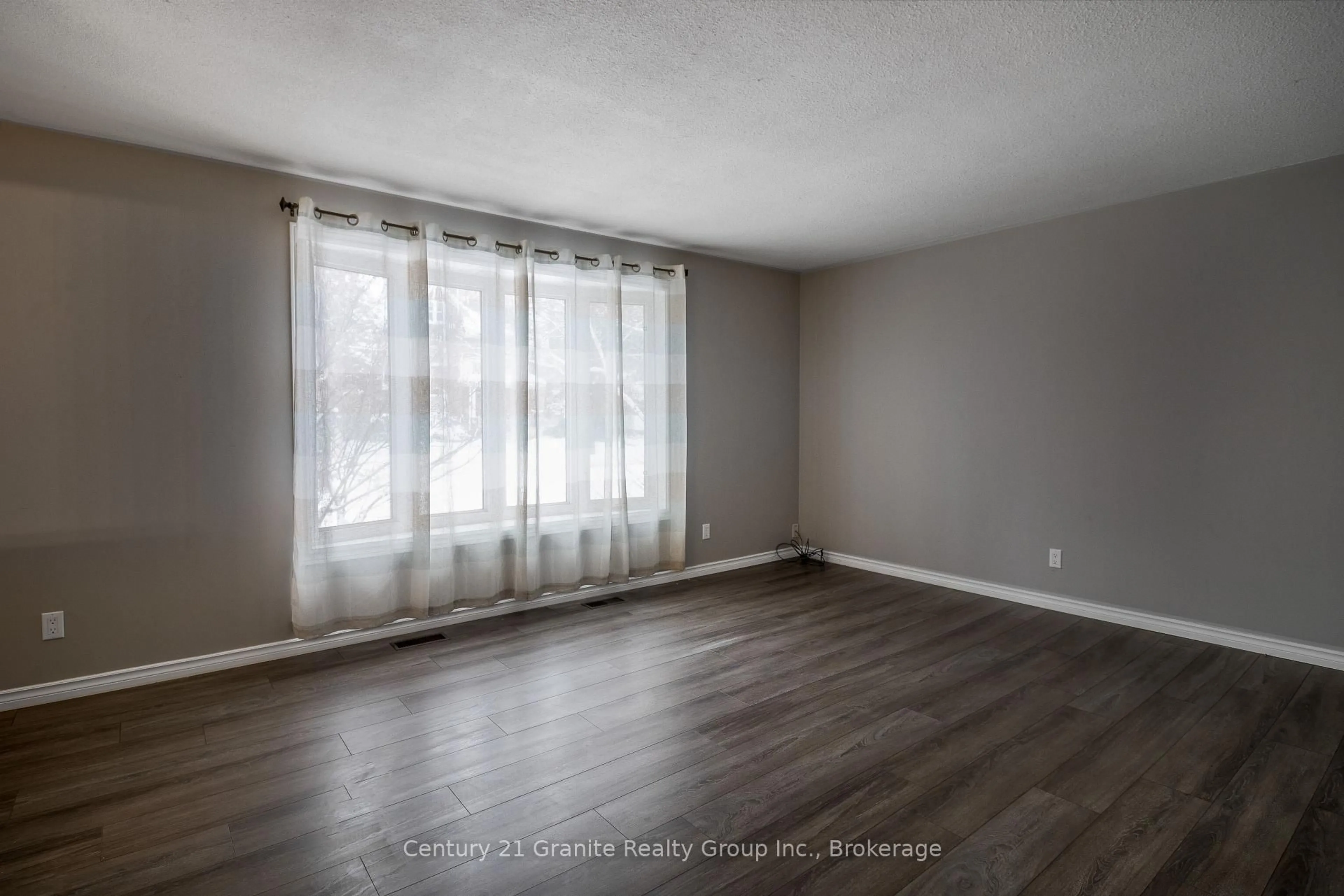 A pic of a room for 55 Wellington St, New Tecumseth Ontario L9R 1G8