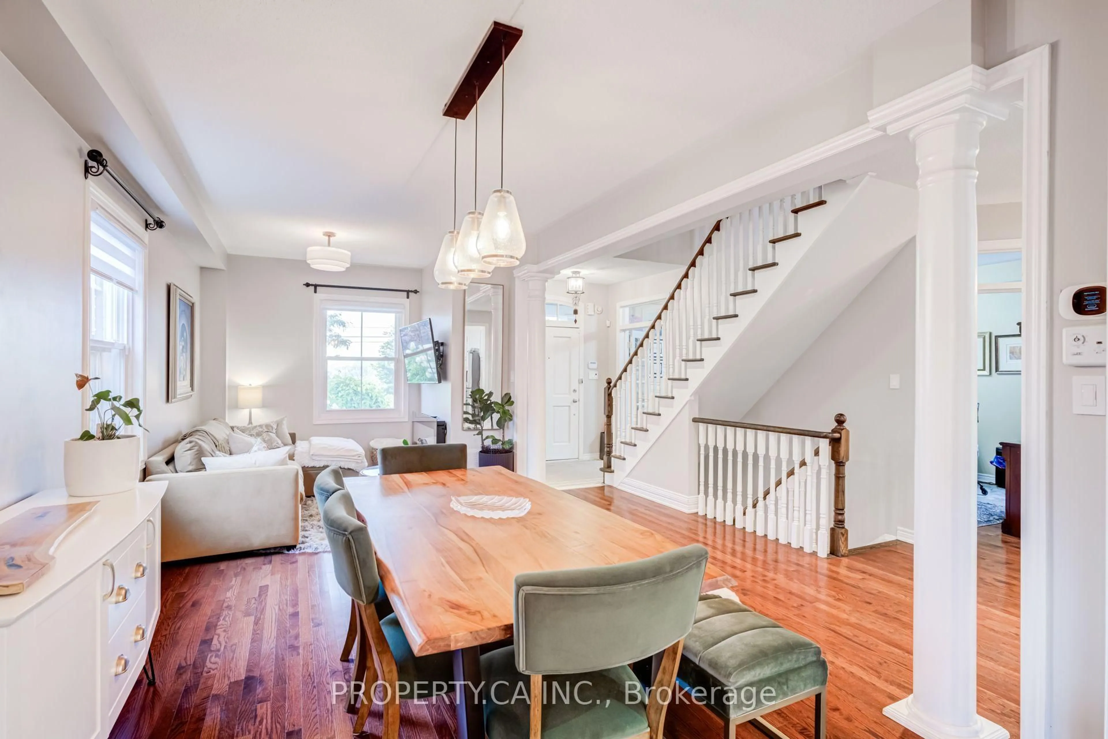 Open concept kitchen, wood/laminate floor for 33 Betony Dr, Richmond Hill Ontario L4E 0V6