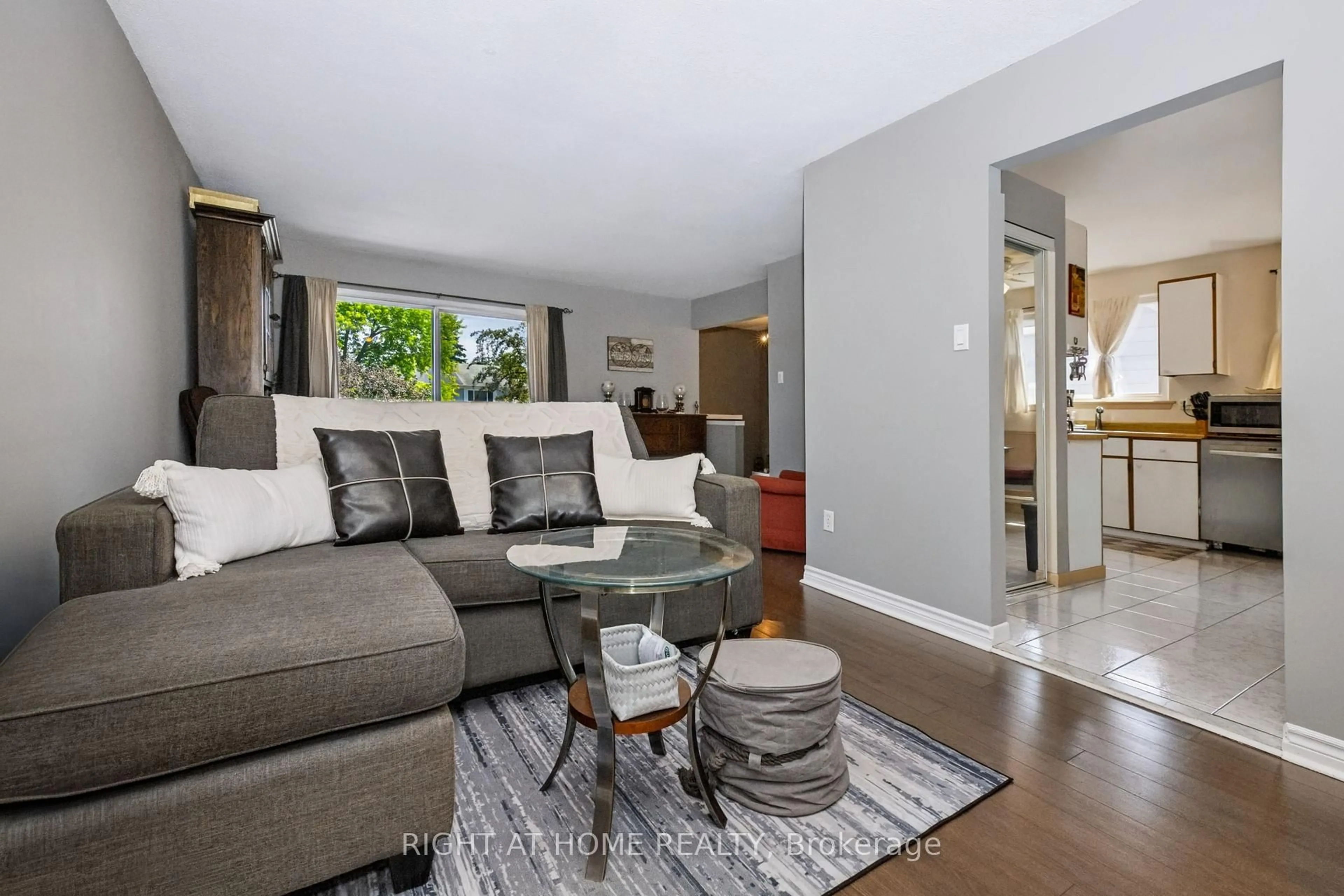 Living room with furniture, unknown for 229 Britannia Ave, Bradford West Gwillimbury Ontario L3Z 1A4