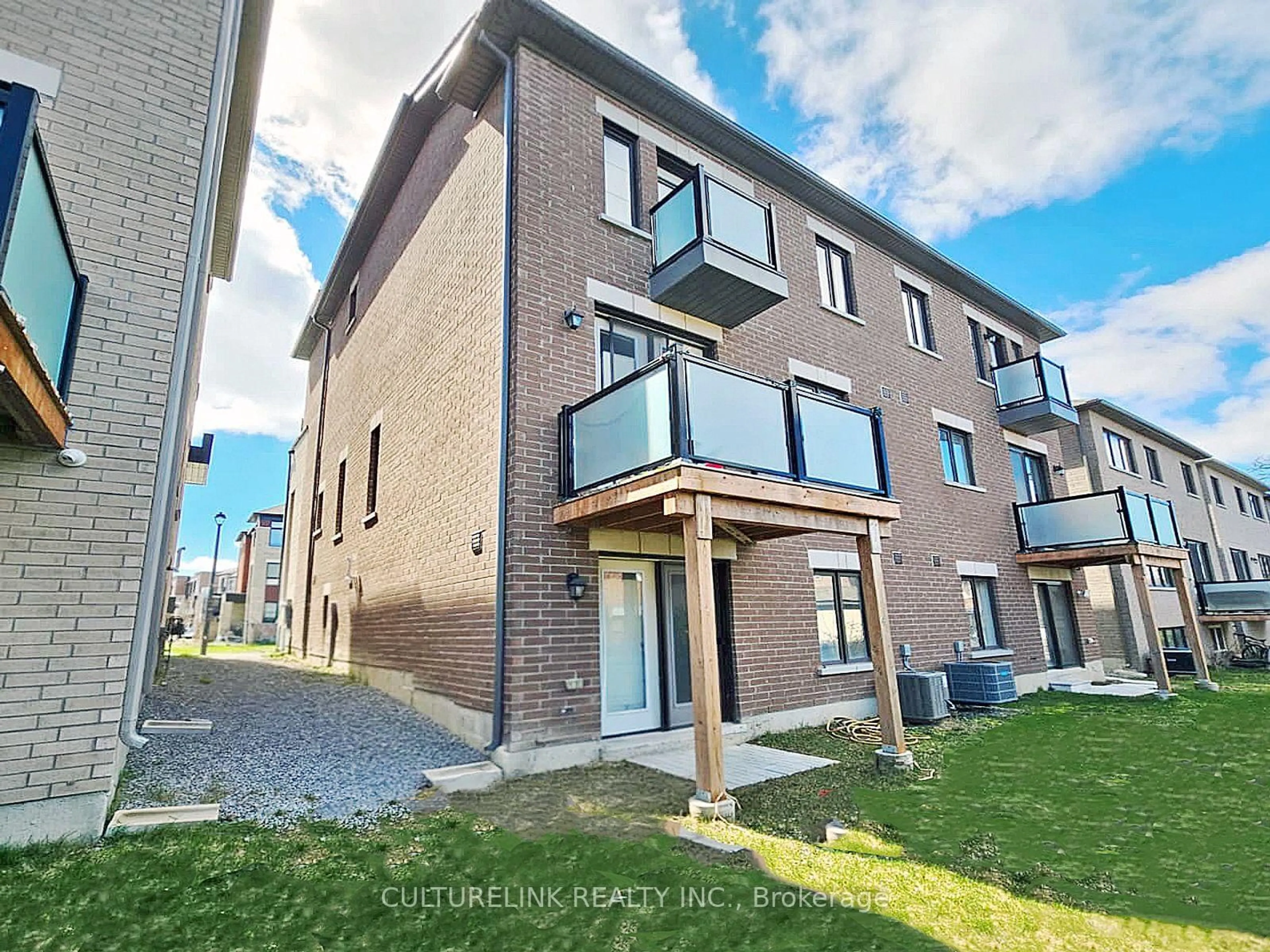 Unknown for 551 New England Crt, Newmarket Ontario L3X 0M5