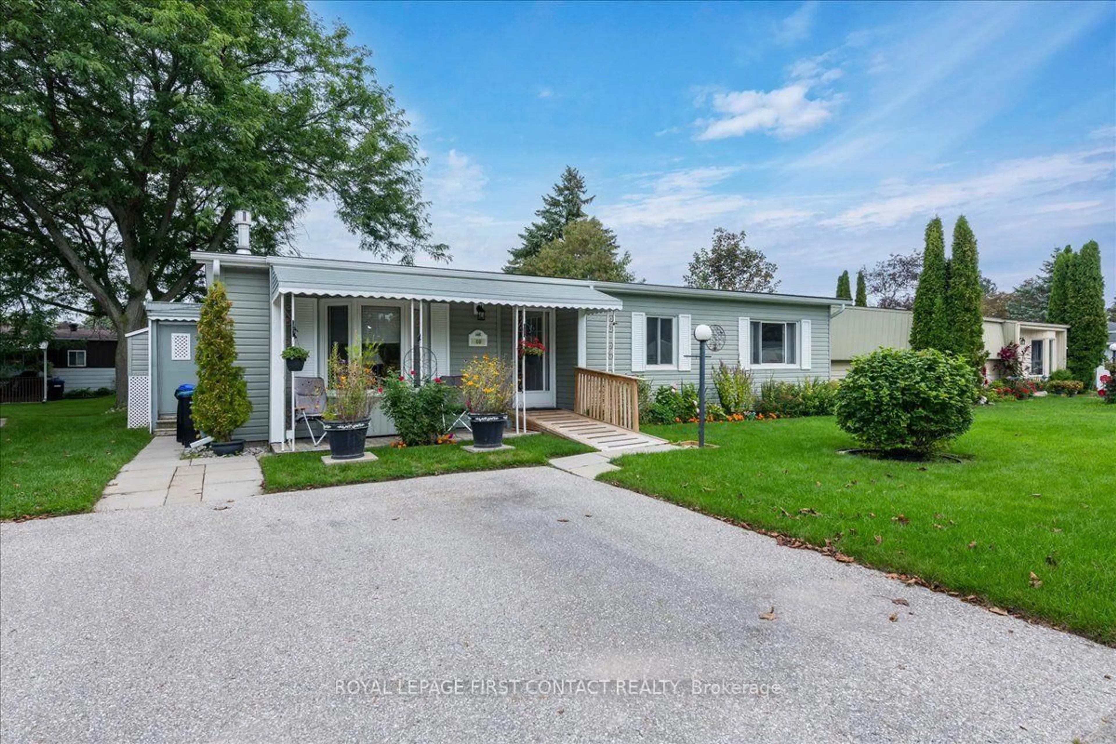 Home with vinyl exterior material, street for 40 Corner Brook Tr, Innisfil Ontario L9S 1N6
