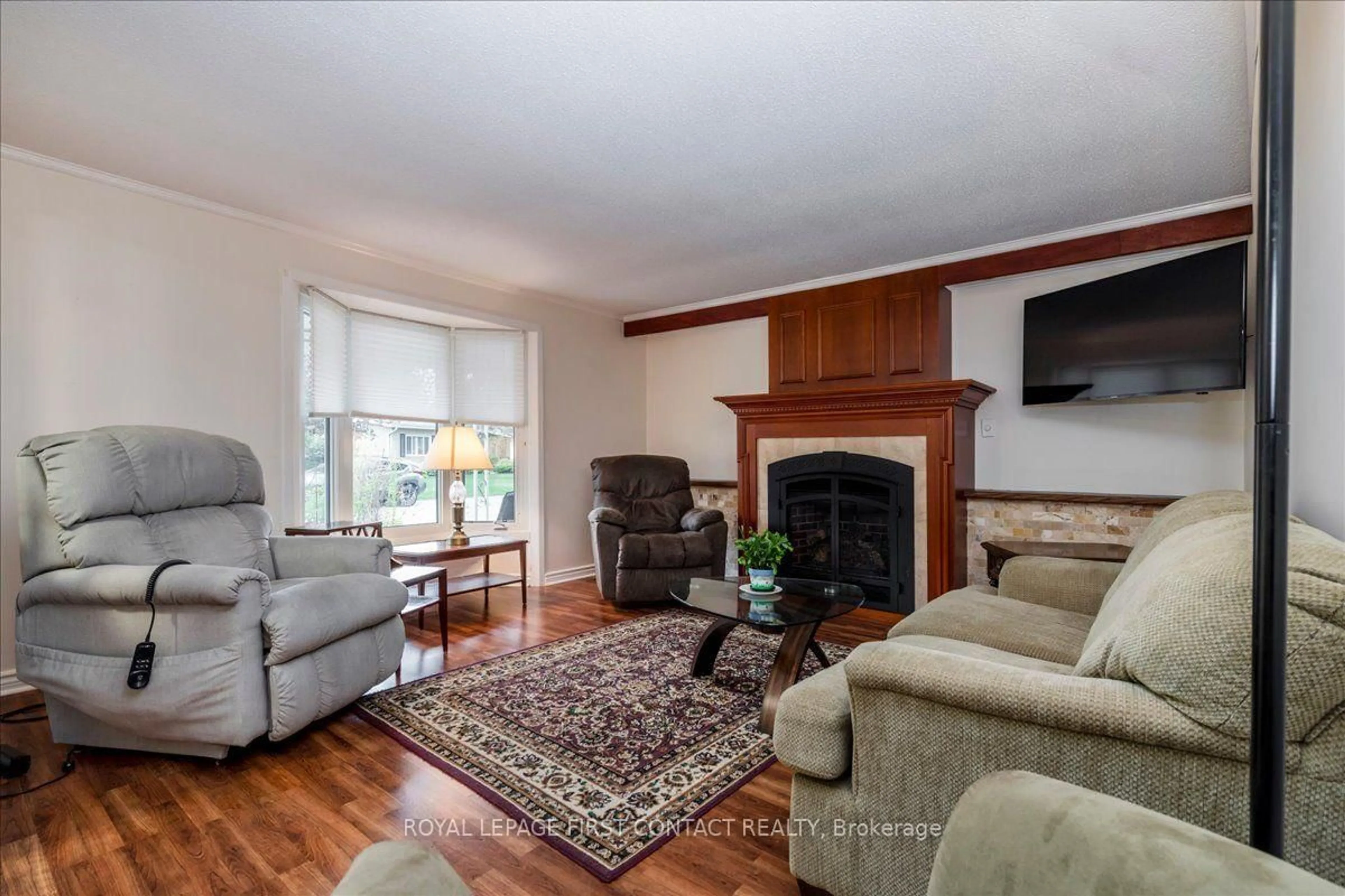 Living room with furniture, wood/laminate floor for 40 Corner Brook Tr, Innisfil Ontario L9S 1N6