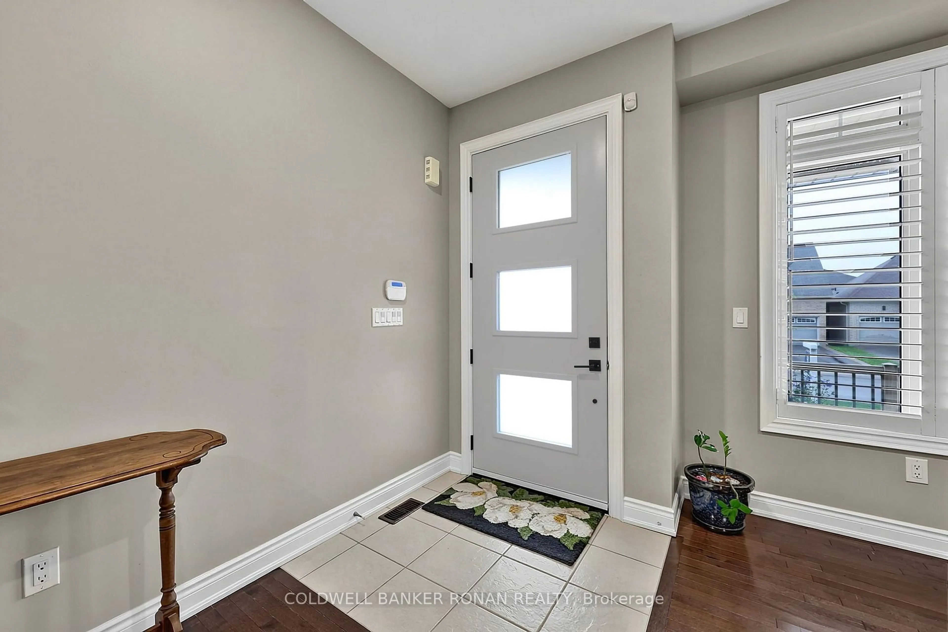 Indoor entryway for 190 Strachan Tr, New Tecumseth Ontario L0G 1A0