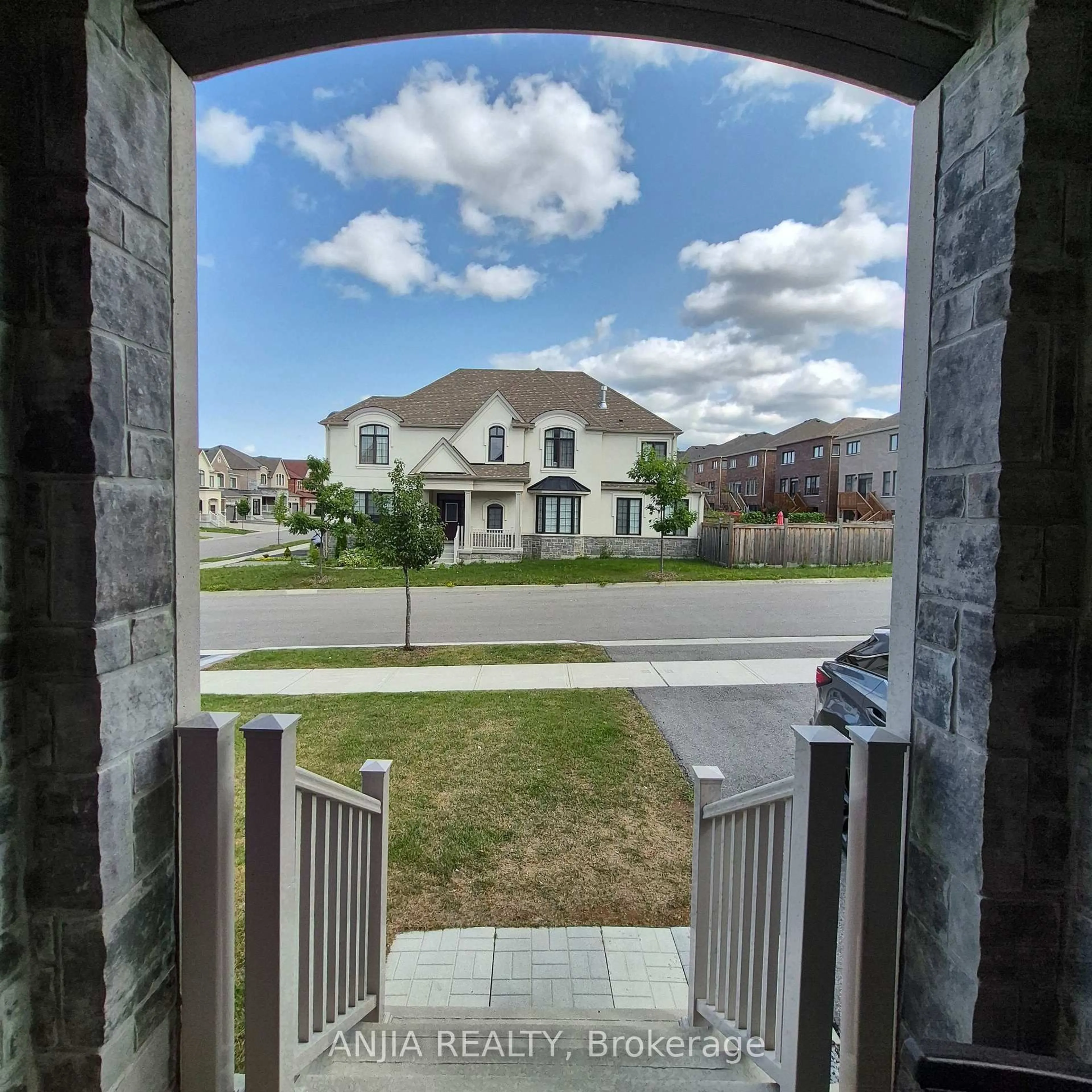 A pic from outside/outdoor area/front of a property/back of a property/a pic from drone, unknown for 50 Meadow Vista Cres, East Gwillimbury Ontario L9N 0T4