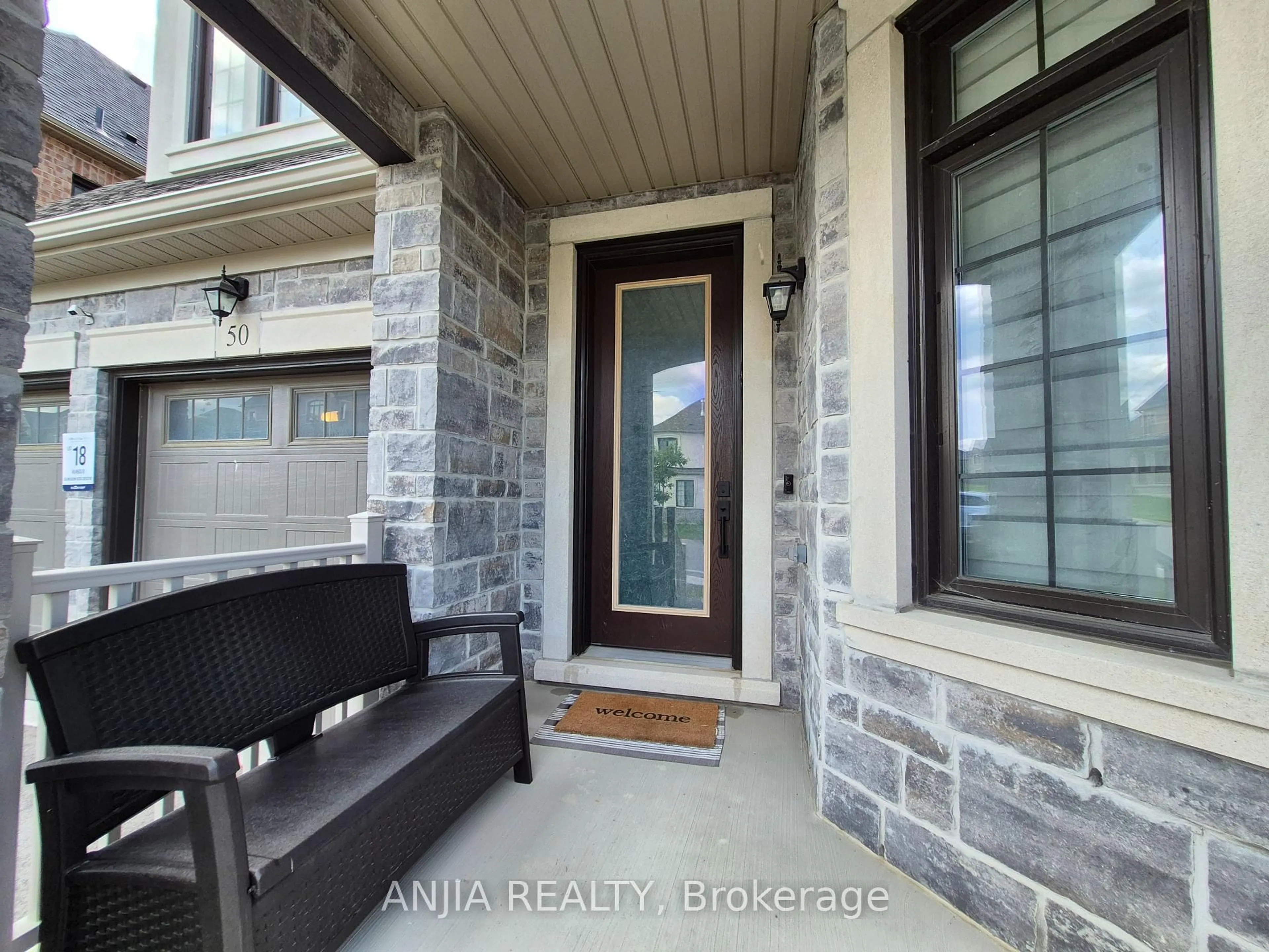 Indoor entryway for 50 Meadow Vista Cres, East Gwillimbury Ontario L9N 0T4