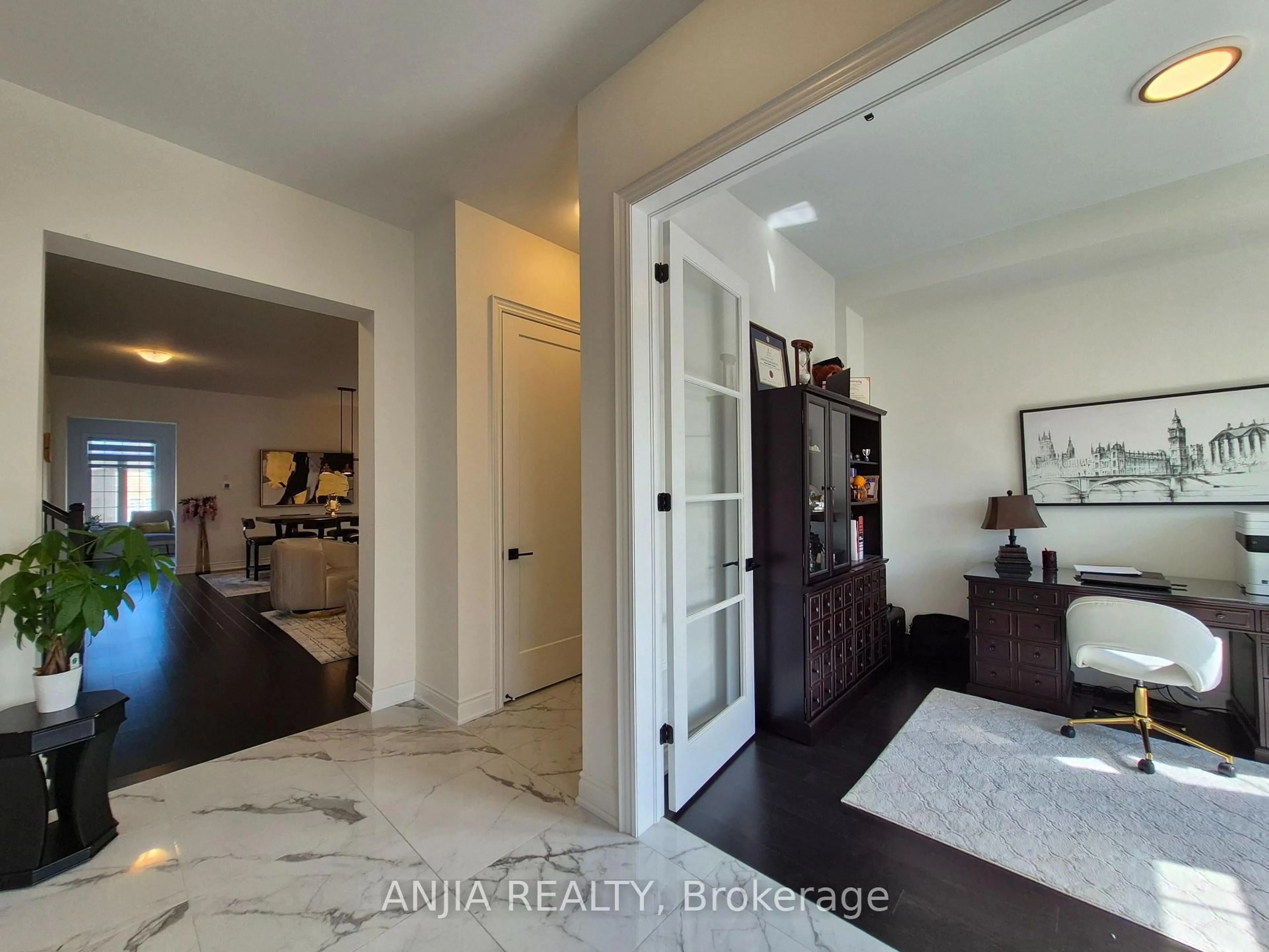 Indoor entryway for 50 Meadow Vista Cres, East Gwillimbury Ontario L9N 0T4