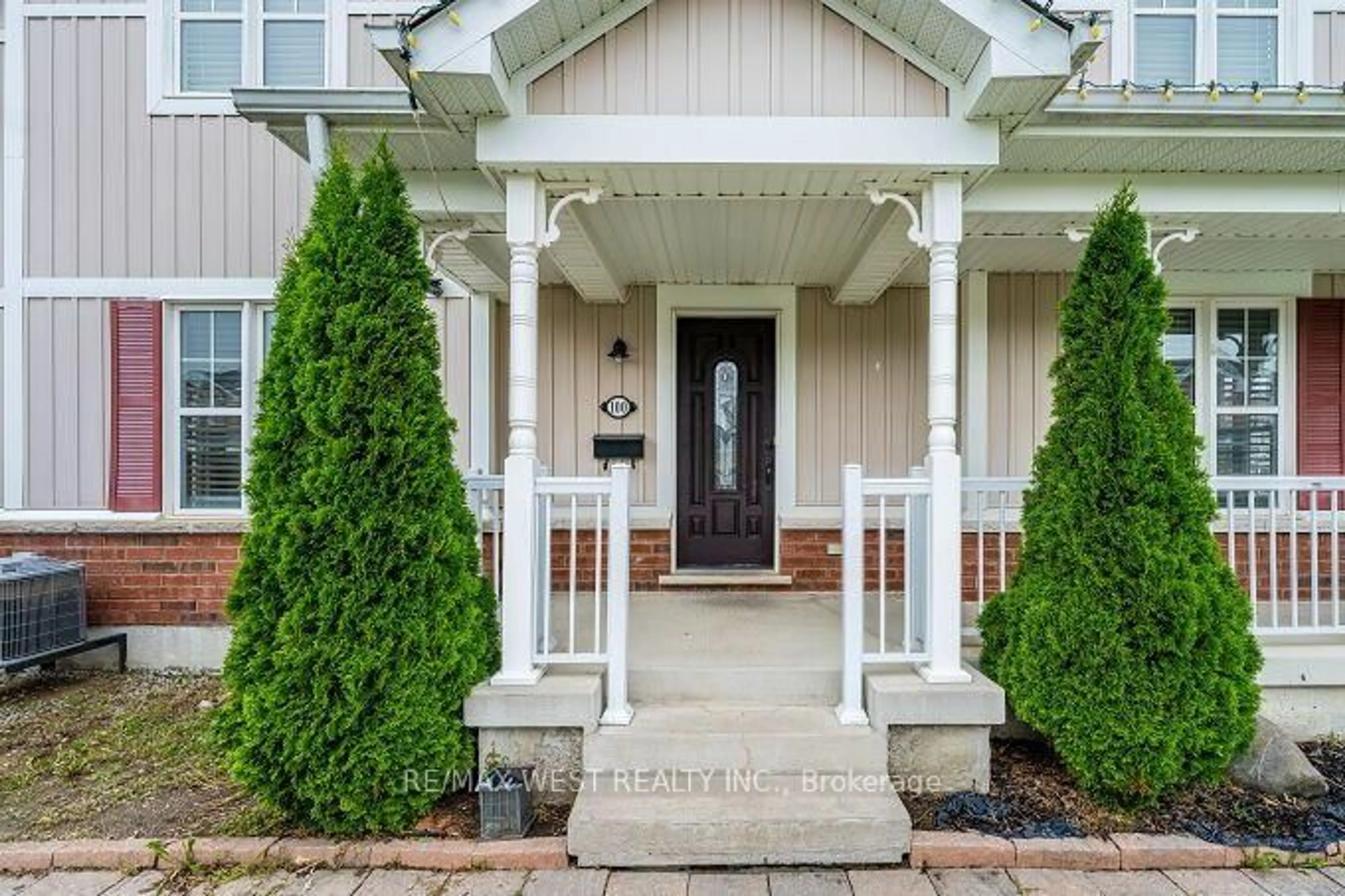 Indoor entryway for 100 Swenson St, New Tecumseth Ontario L9R 1V2