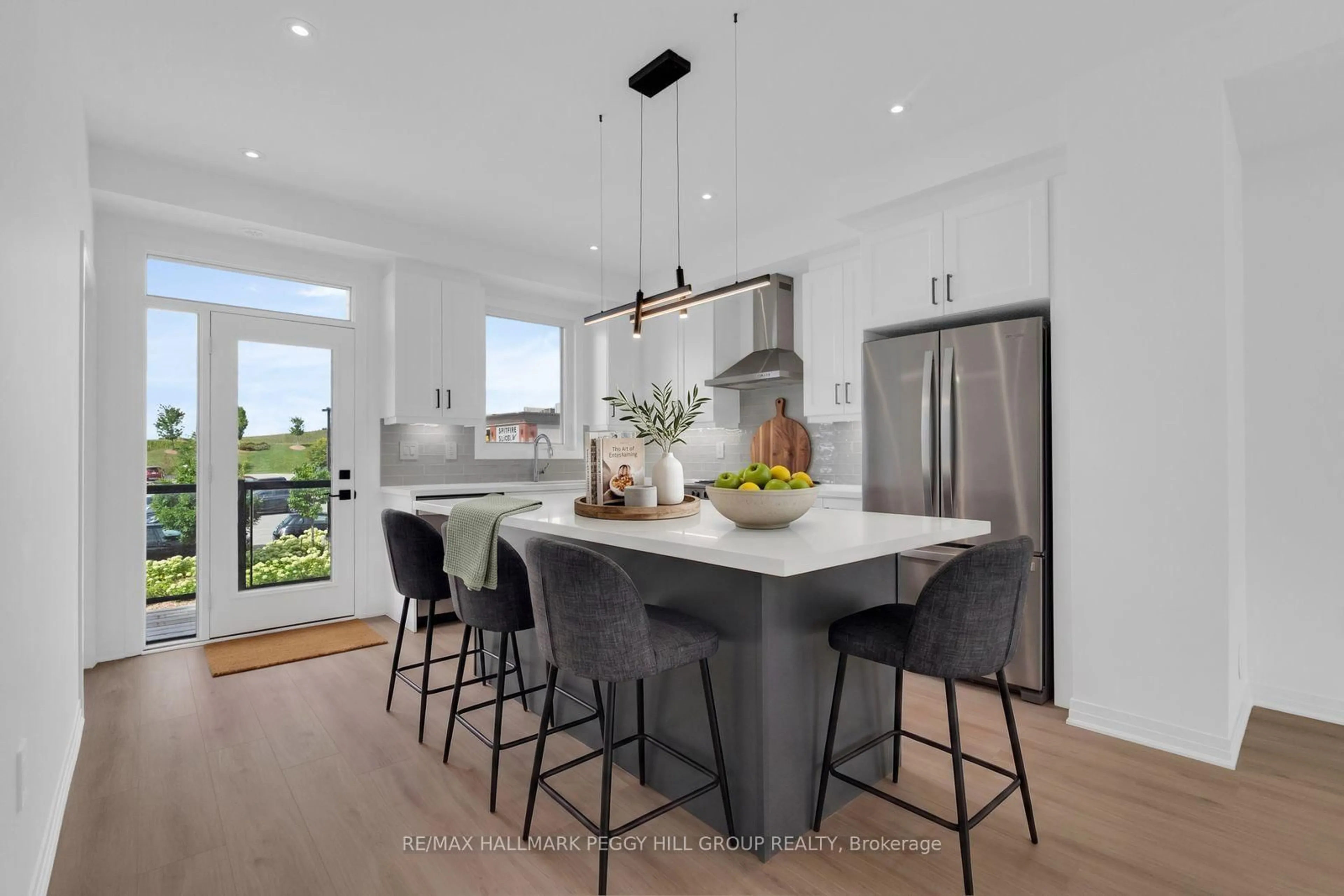 Open concept kitchen, unknown for 82 Brandon Cres, New Tecumseth Ontario L0G 1W0