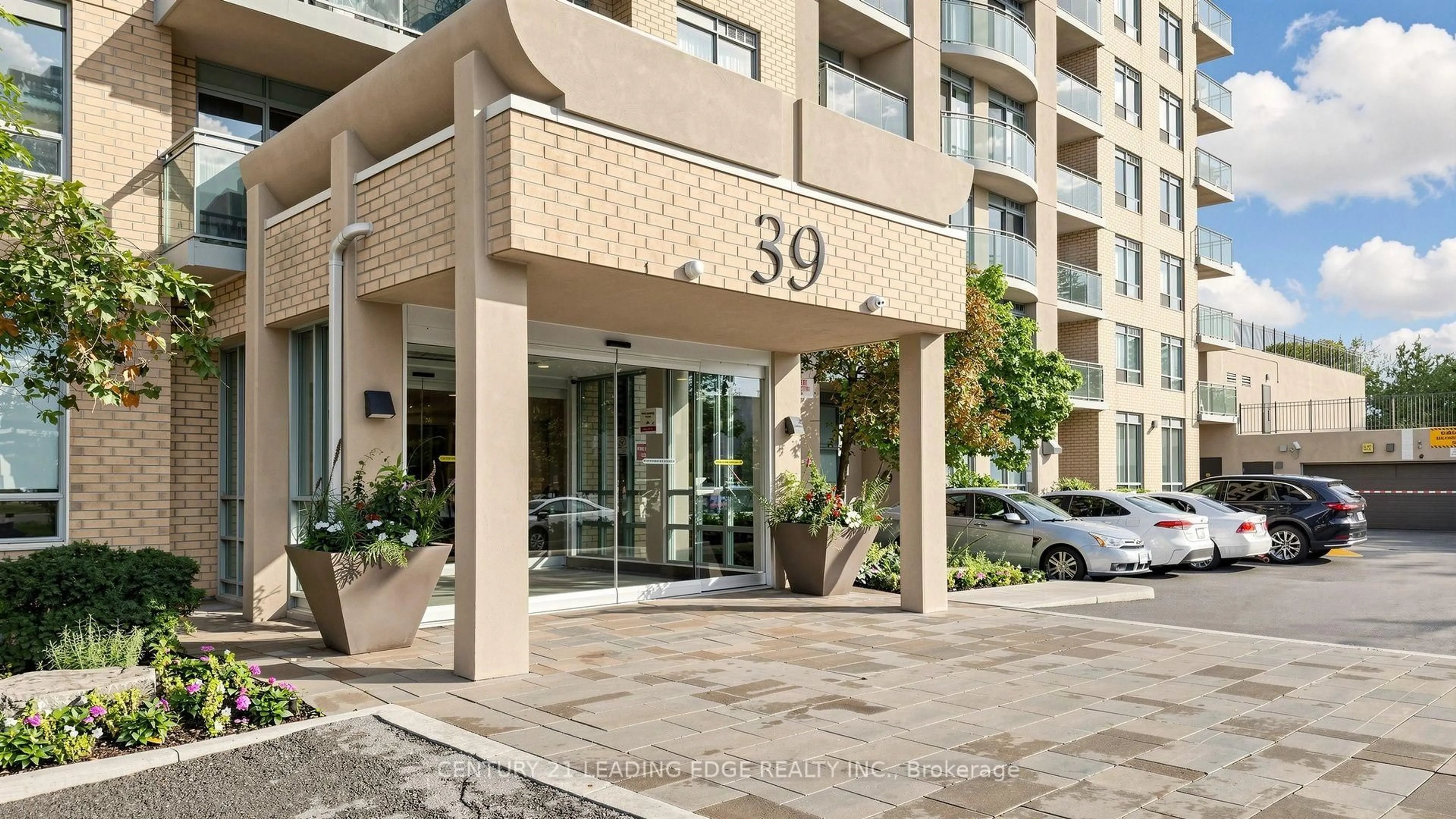 Indoor foyer for 39 Oneida Cres #212, Richmond Hill Ontario L4B 4T9