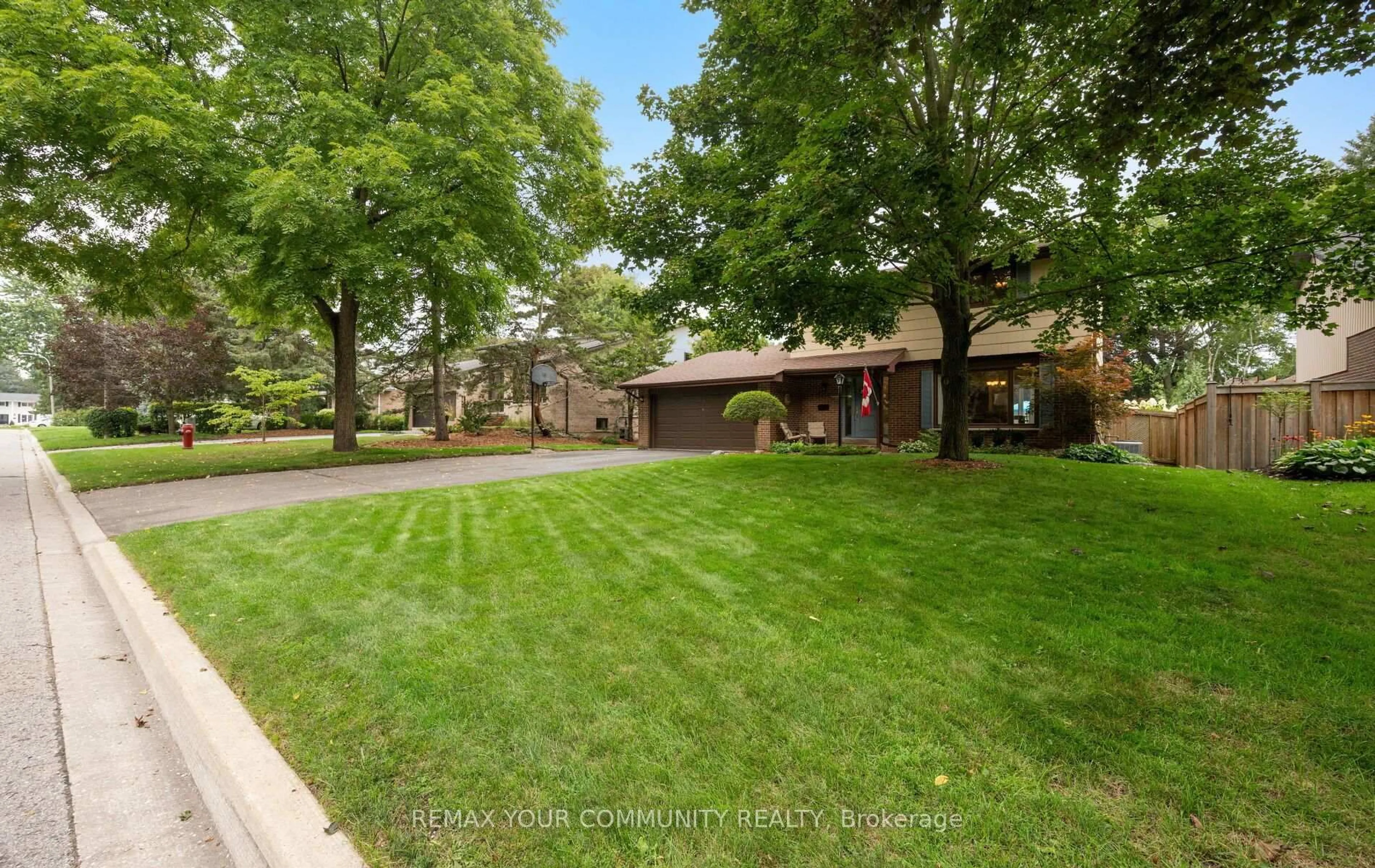 Patio, street for 10 Glenview Dr, Aurora Ontario L4G 2G8