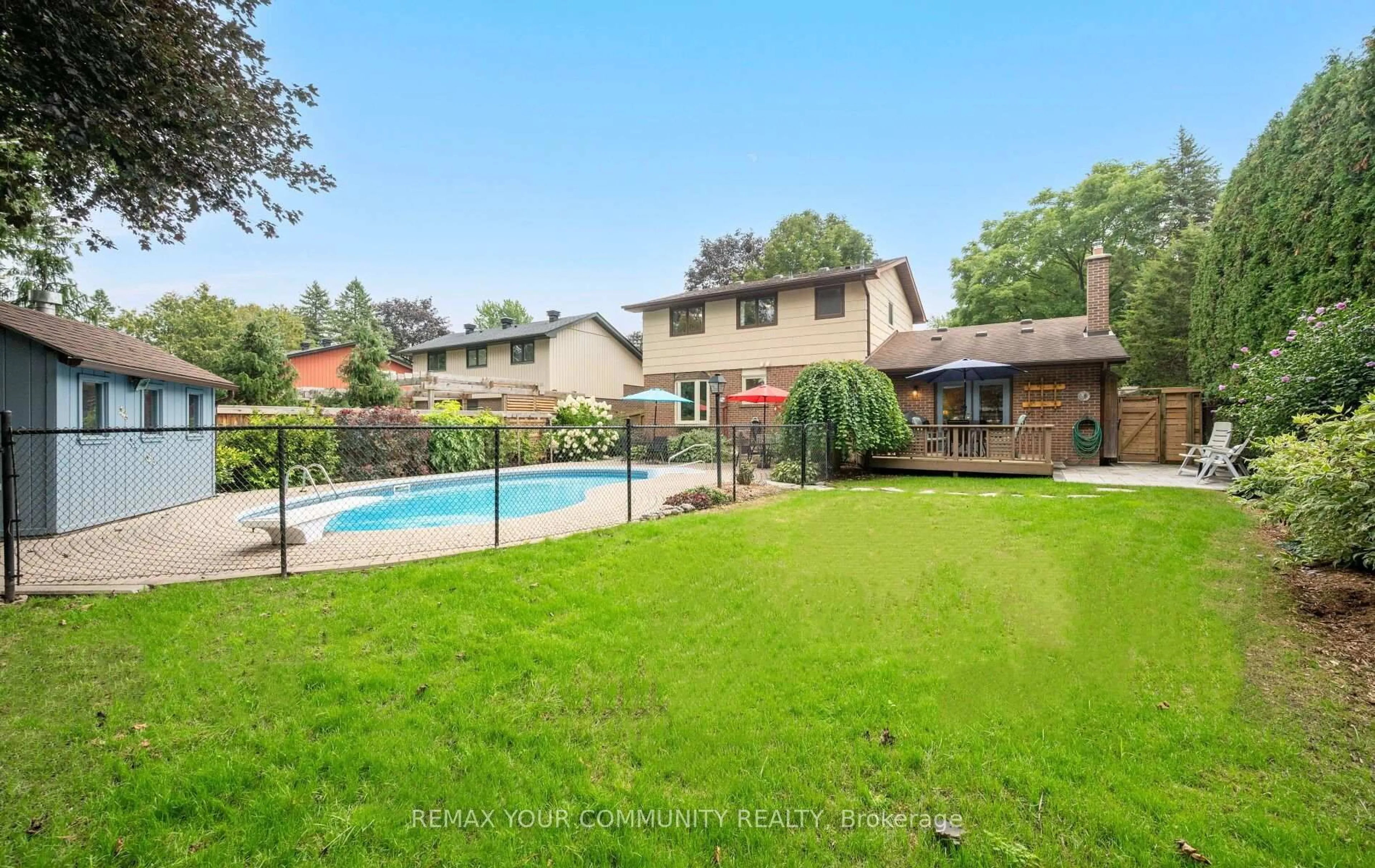 Pool for 10 Glenview Dr, Aurora Ontario L4G 2G8