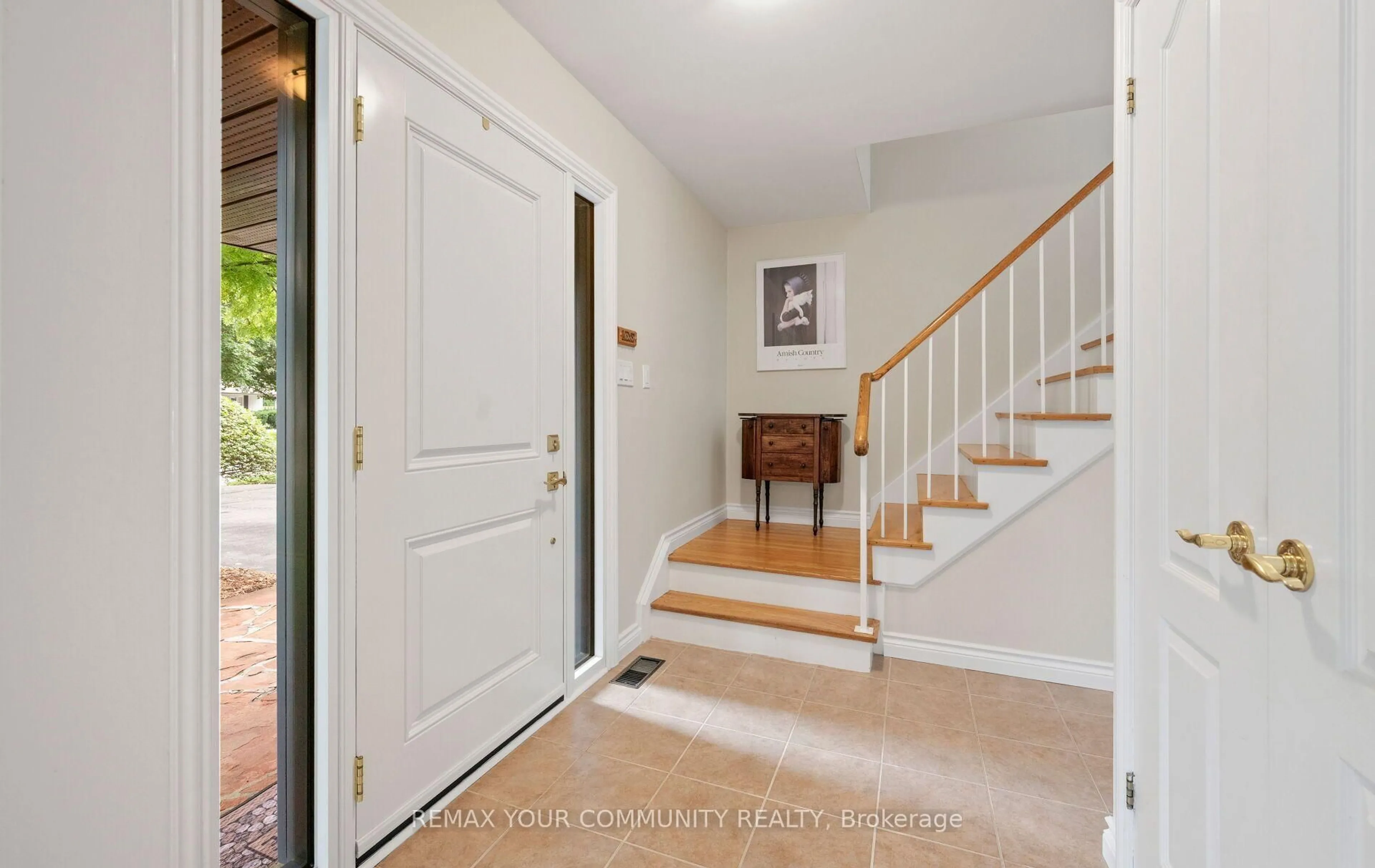 Indoor entryway for 10 Glenview Dr, Aurora Ontario L4G 2G8
