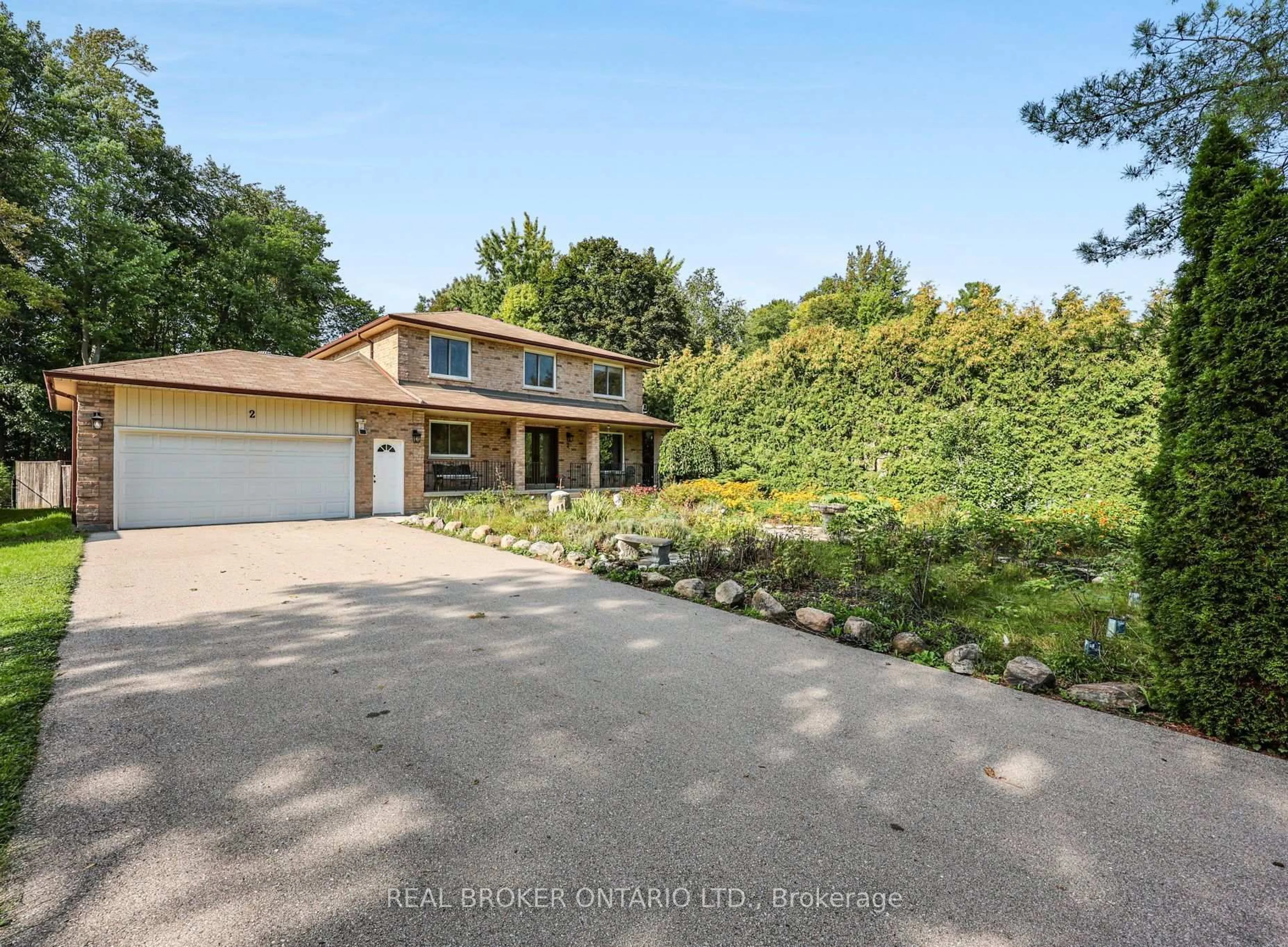 A pic from outside/outdoor area/front of a property/back of a property/a pic from drone, street for 2 Amberglen Crt, East Gwillimbury Ontario L9N 1J6