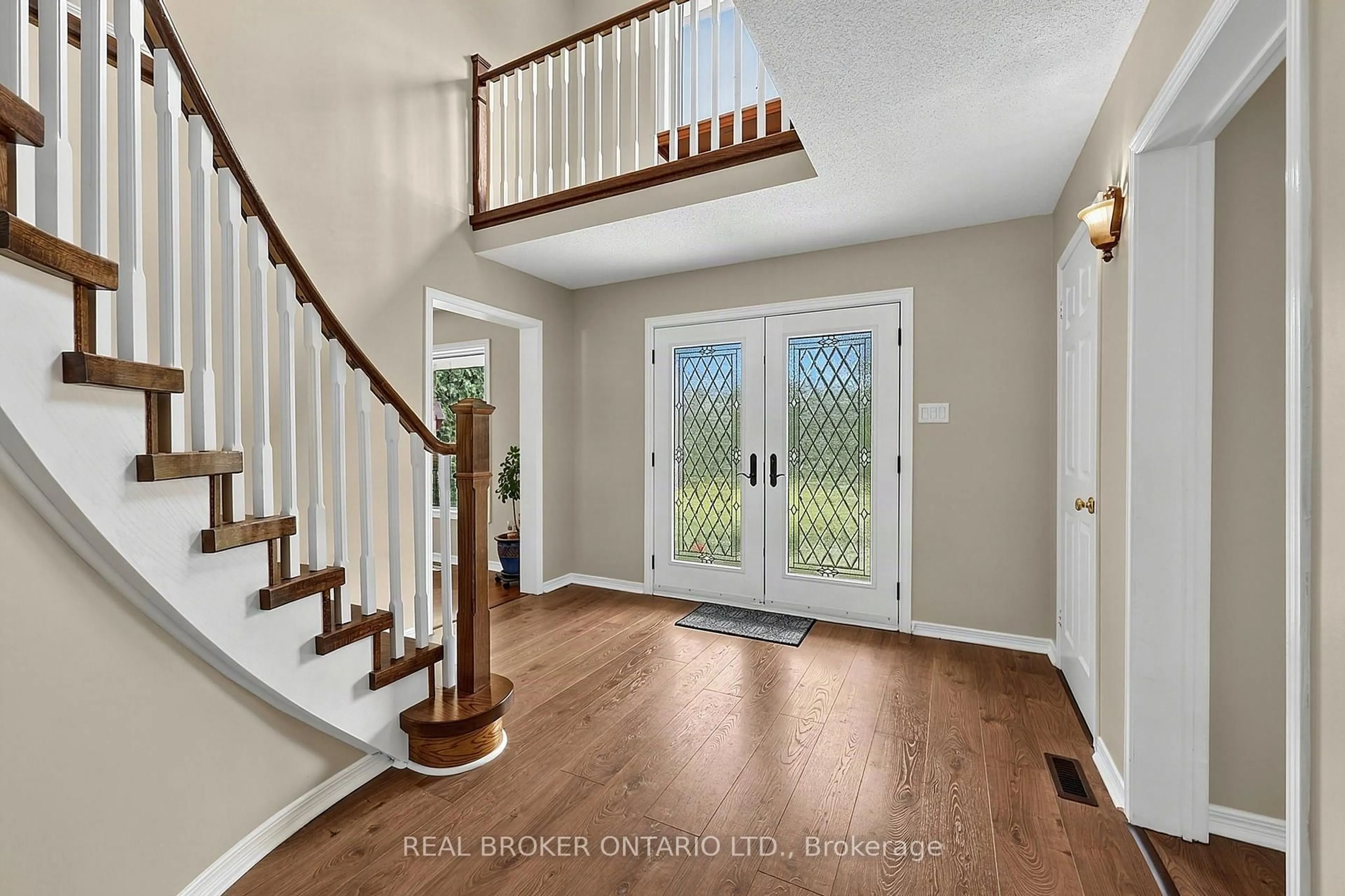 Indoor entryway for 2 Amberglen Crt, East Gwillimbury Ontario L9N 1J6