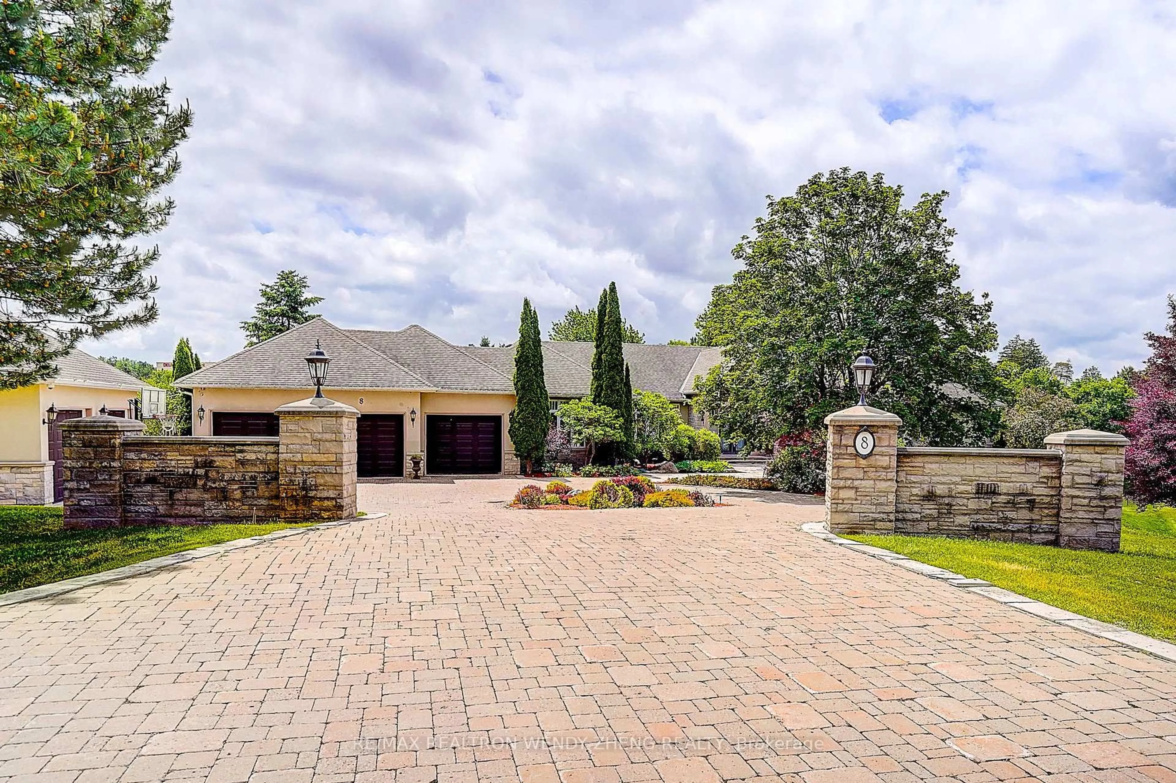 Unknown for 8 Alm Crt, Aurora Ontario L4G 6W7