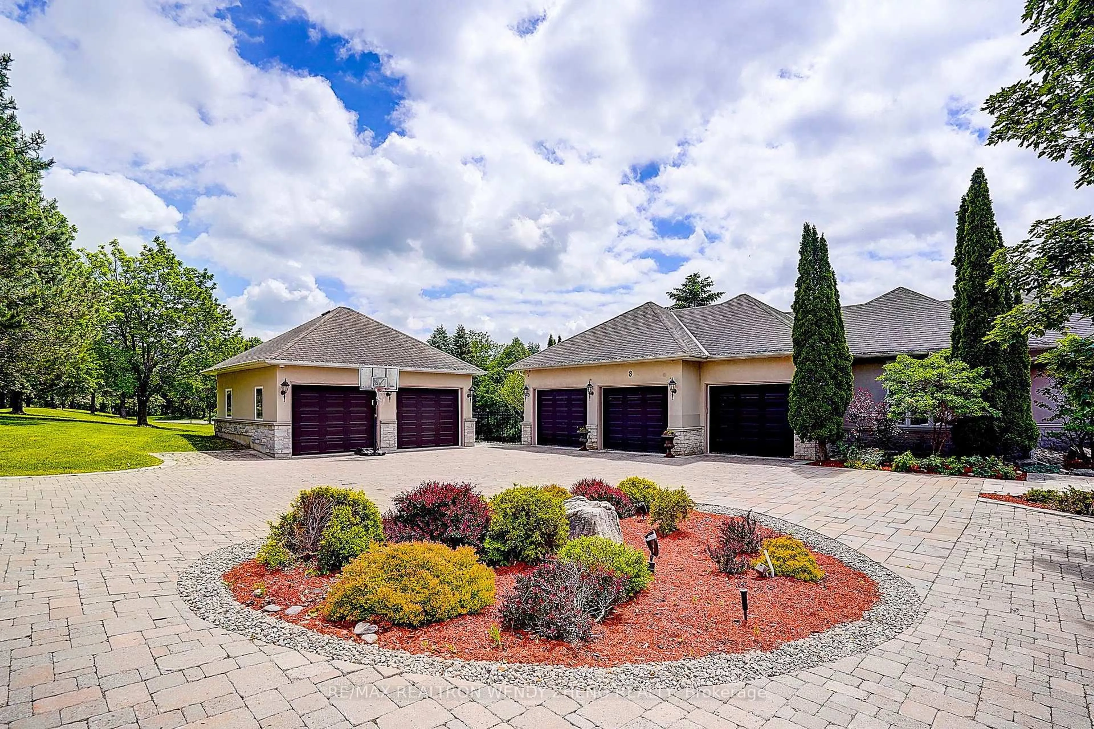 Unknown for 8 Alm Crt, Aurora Ontario L4G 6W7