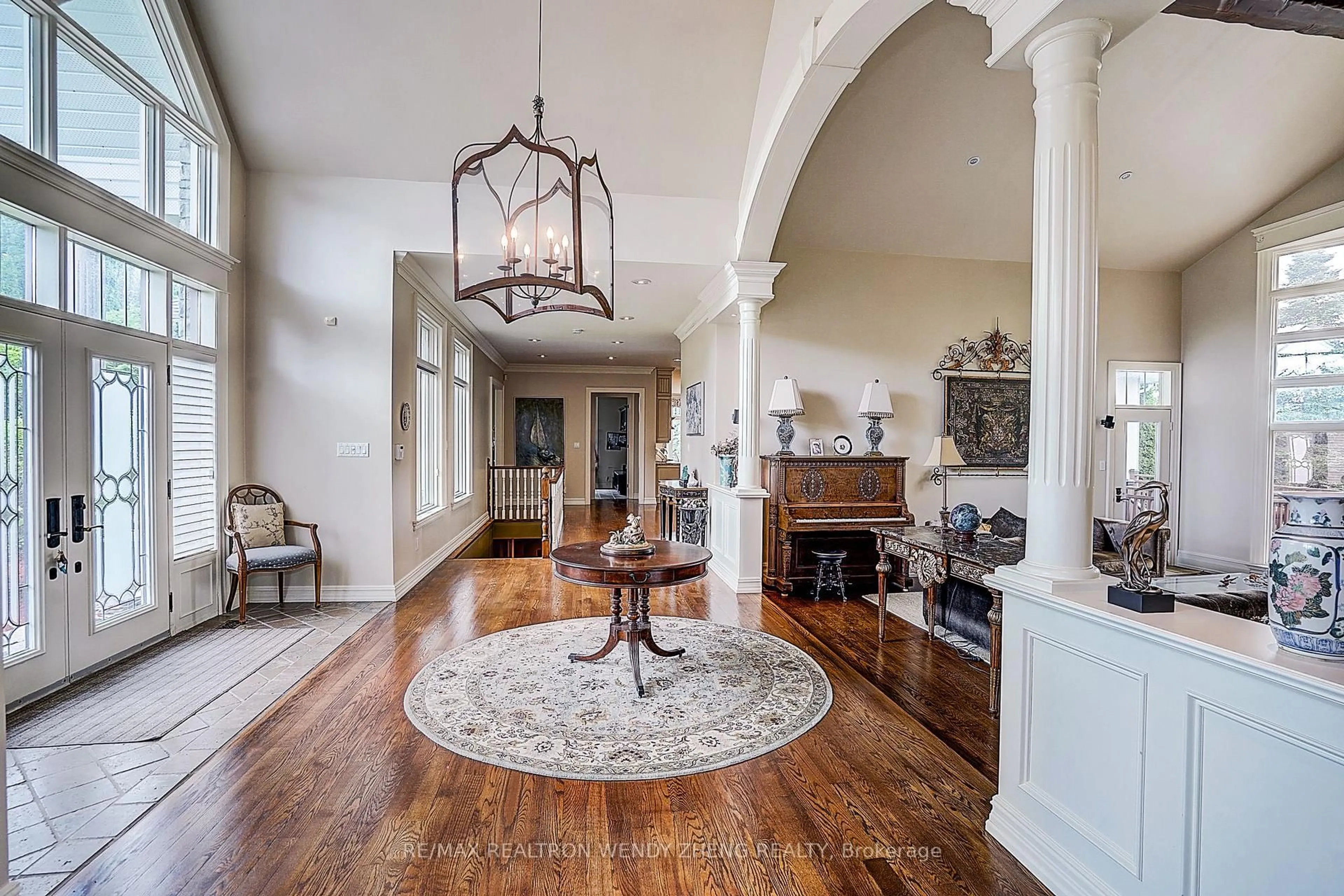 Indoor foyer for 8 Alm Crt, Aurora Ontario L4G 6W7