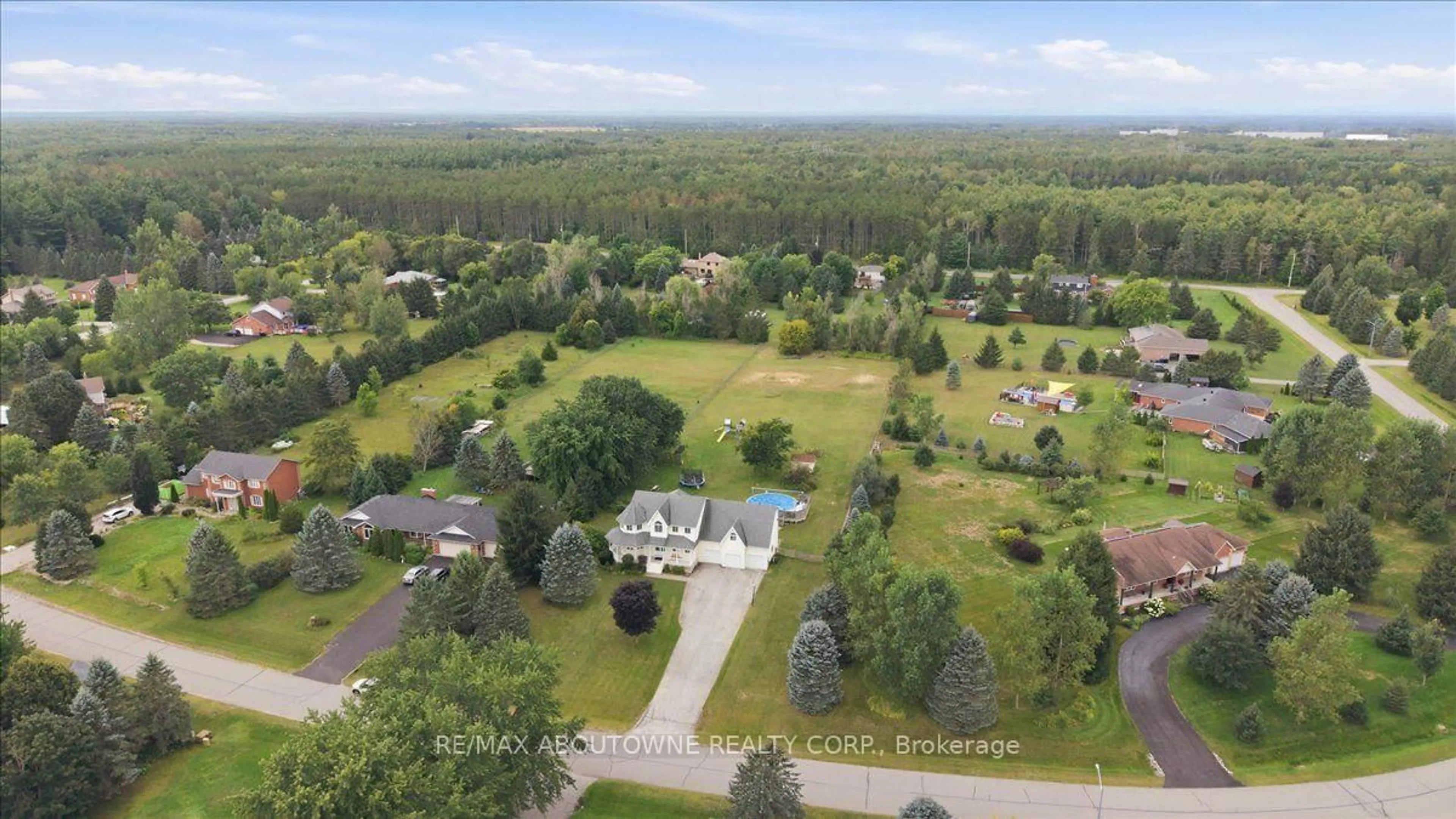 A pic from outside/outdoor area/front of a property/back of a property/a pic from drone, unknown for 20 Pineview Tr, Essa Ontario L0M 1T0