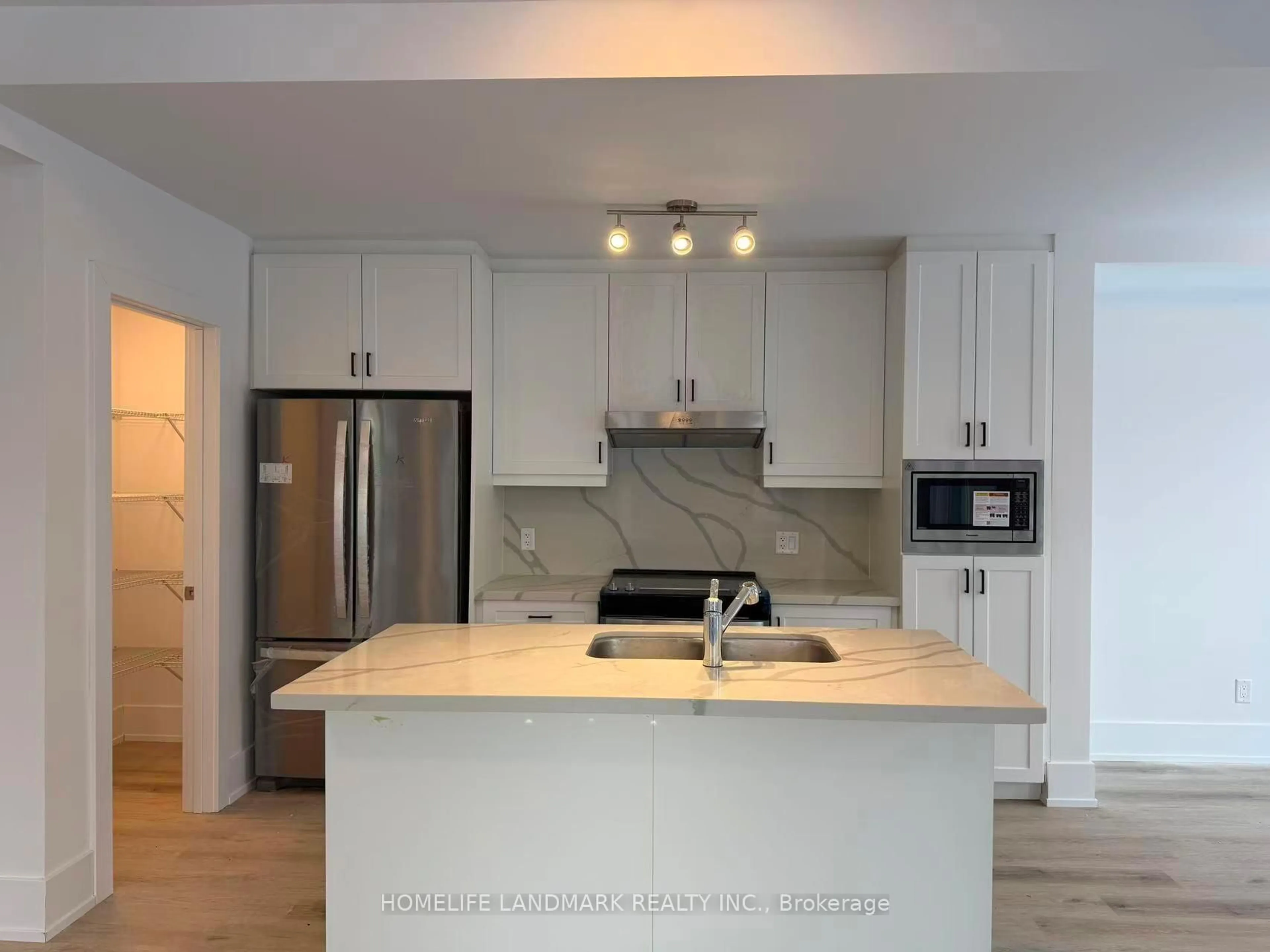 Open concept kitchen, unknown for 5 Kerns Lane, Richmond Hill Ontario L4E 1M1