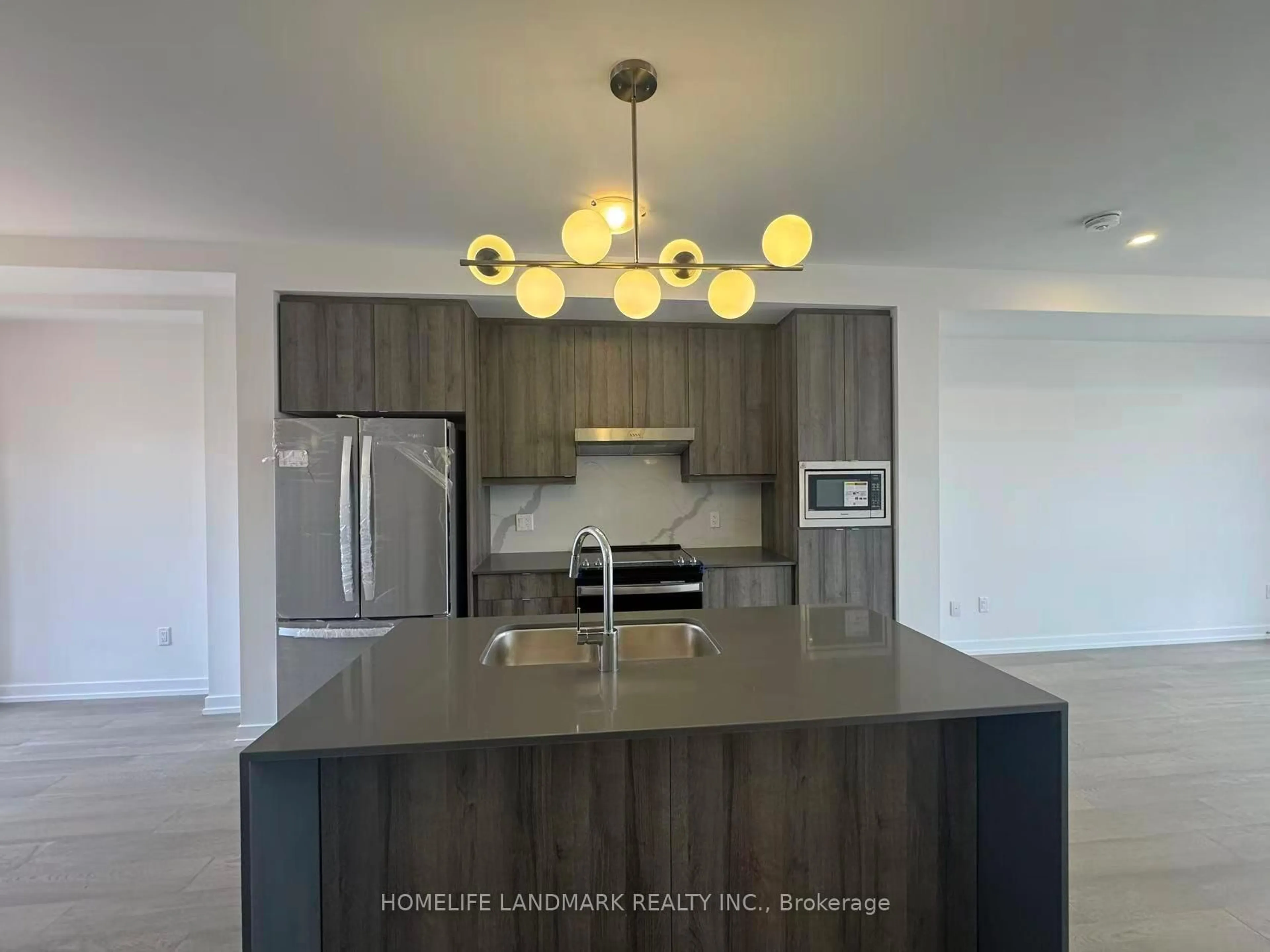 Open concept kitchen, wood/laminate floor for 17 Bancroft Lane, Richmond Hill Ontario L4E 1M1