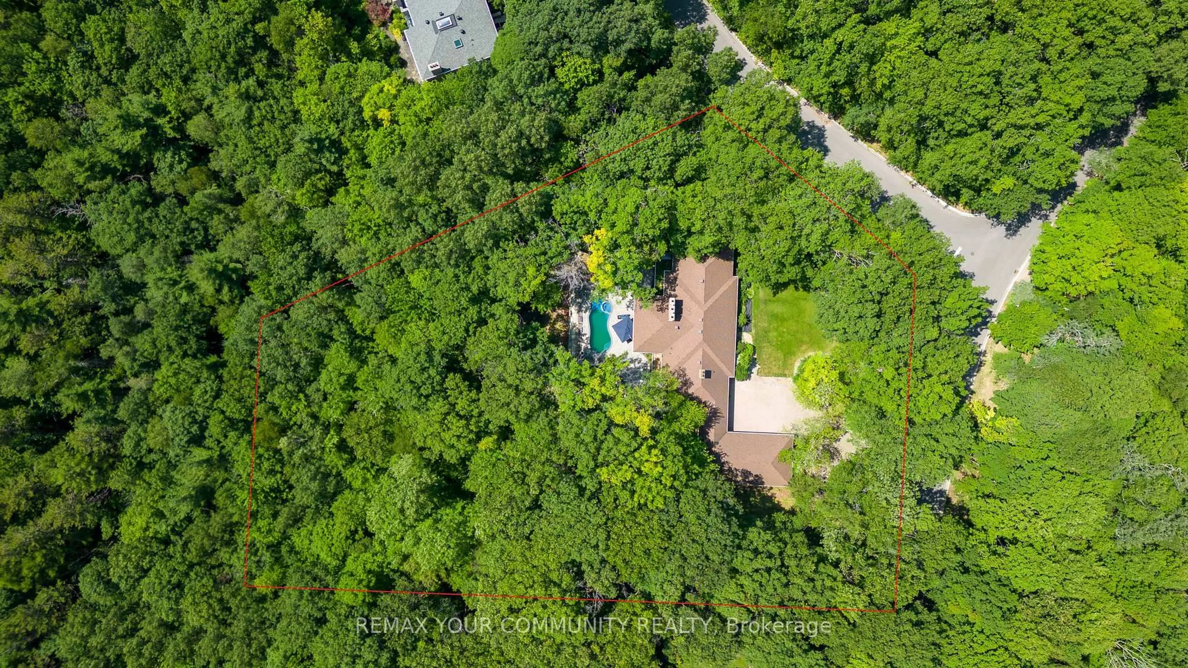 A pic from outside/outdoor area/front of a property/back of a property/a pic from drone, forest/trees view for 76 Trailwood Cres, Richmond Hill Ontario L4E 3L9