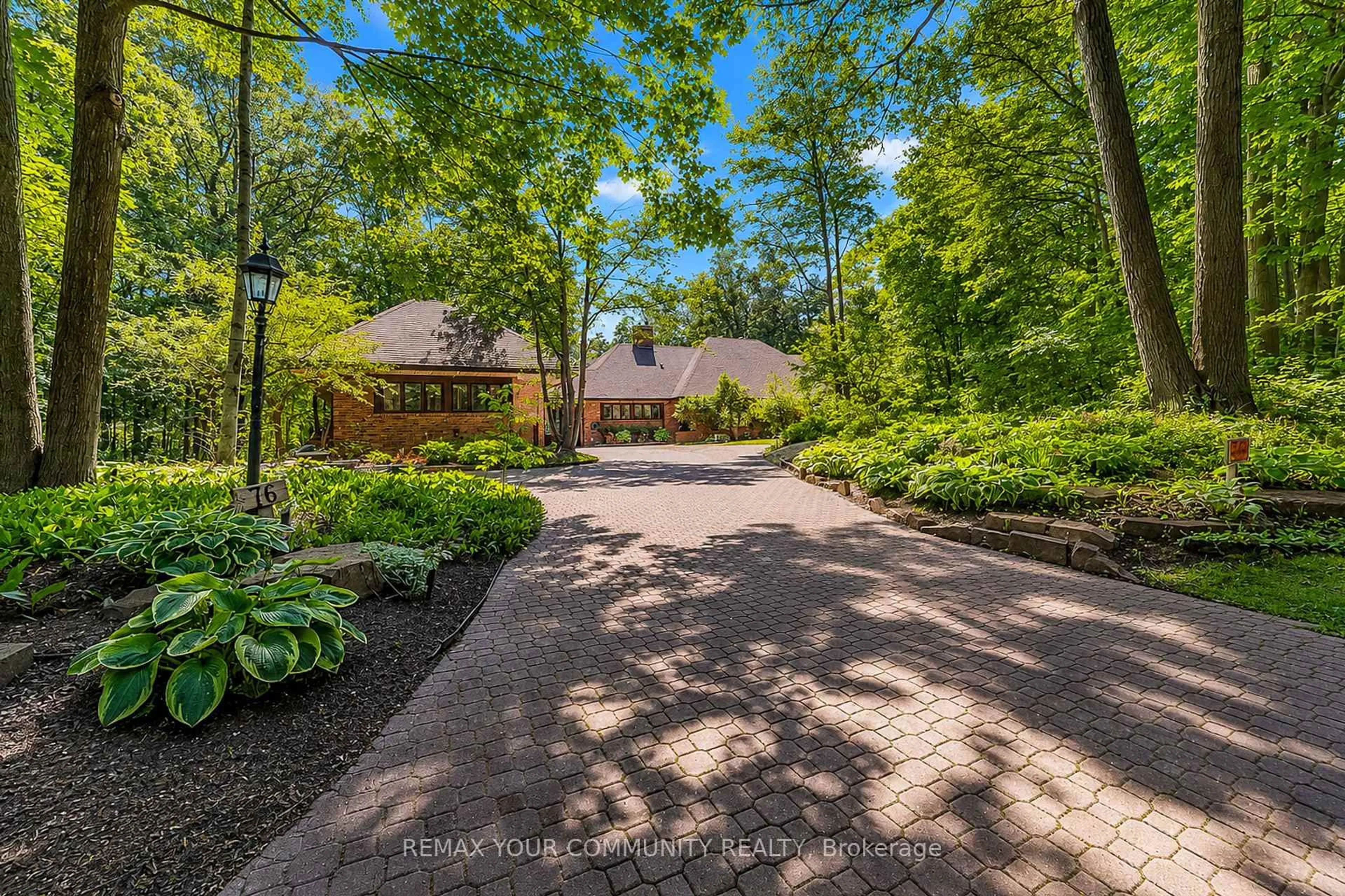 A pic from outside/outdoor area/front of a property/back of a property/a pic from drone, street for 76 Trailwood Cres, Richmond Hill Ontario L4E 3L9