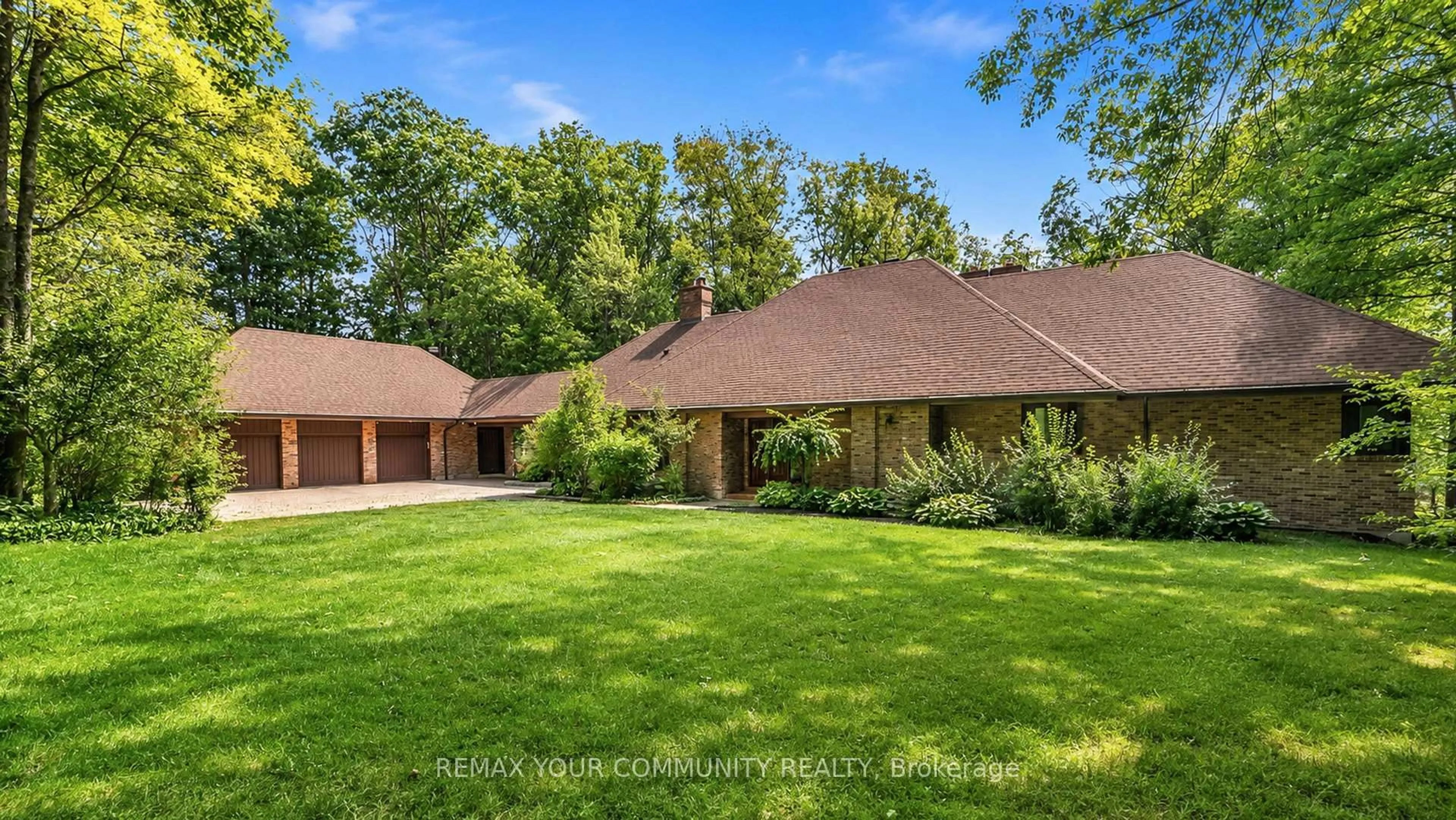 A pic from outside/outdoor area/front of a property/back of a property/a pic from drone, street for 76 Trailwood Cres, Richmond Hill Ontario L4E 3L9