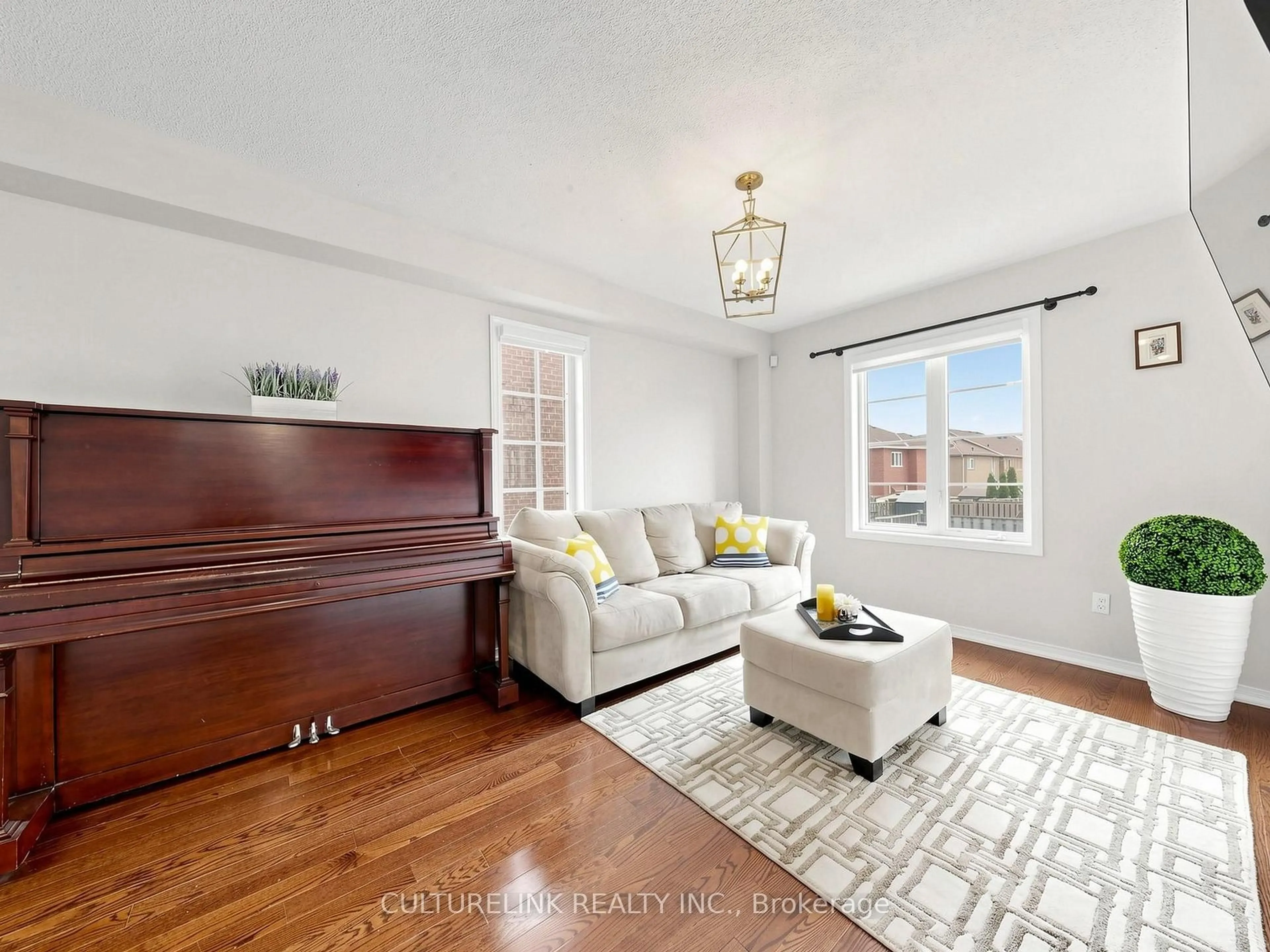 Living room with furniture, unknown for 114 Duffin Dr, Whitchurch-Stouffville Ontario L4A 0X3