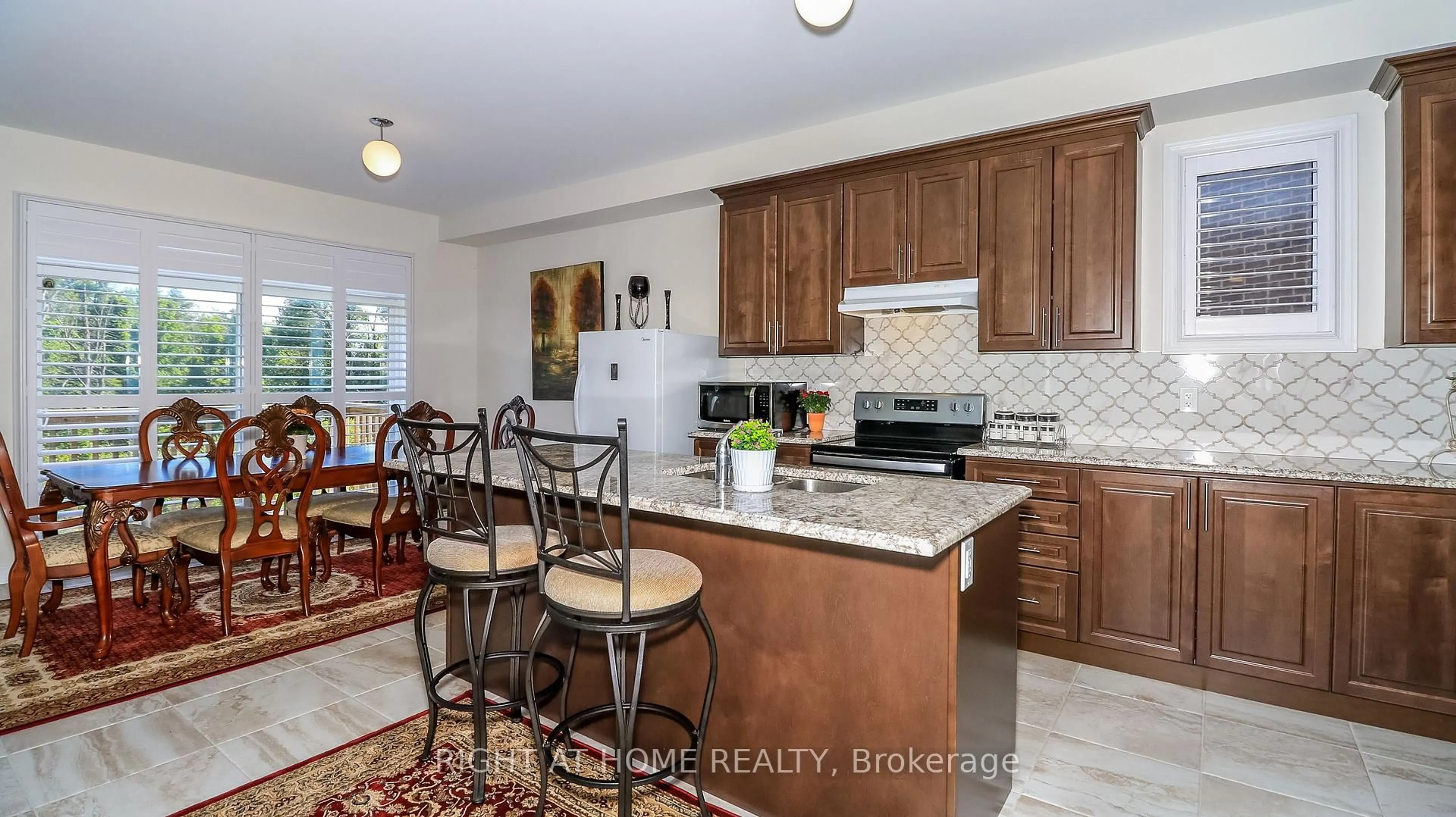 Open concept kitchen, ceramic/tile floor for 1474 Simpkin Crt, Innisfil Ontario L0L 1W0
