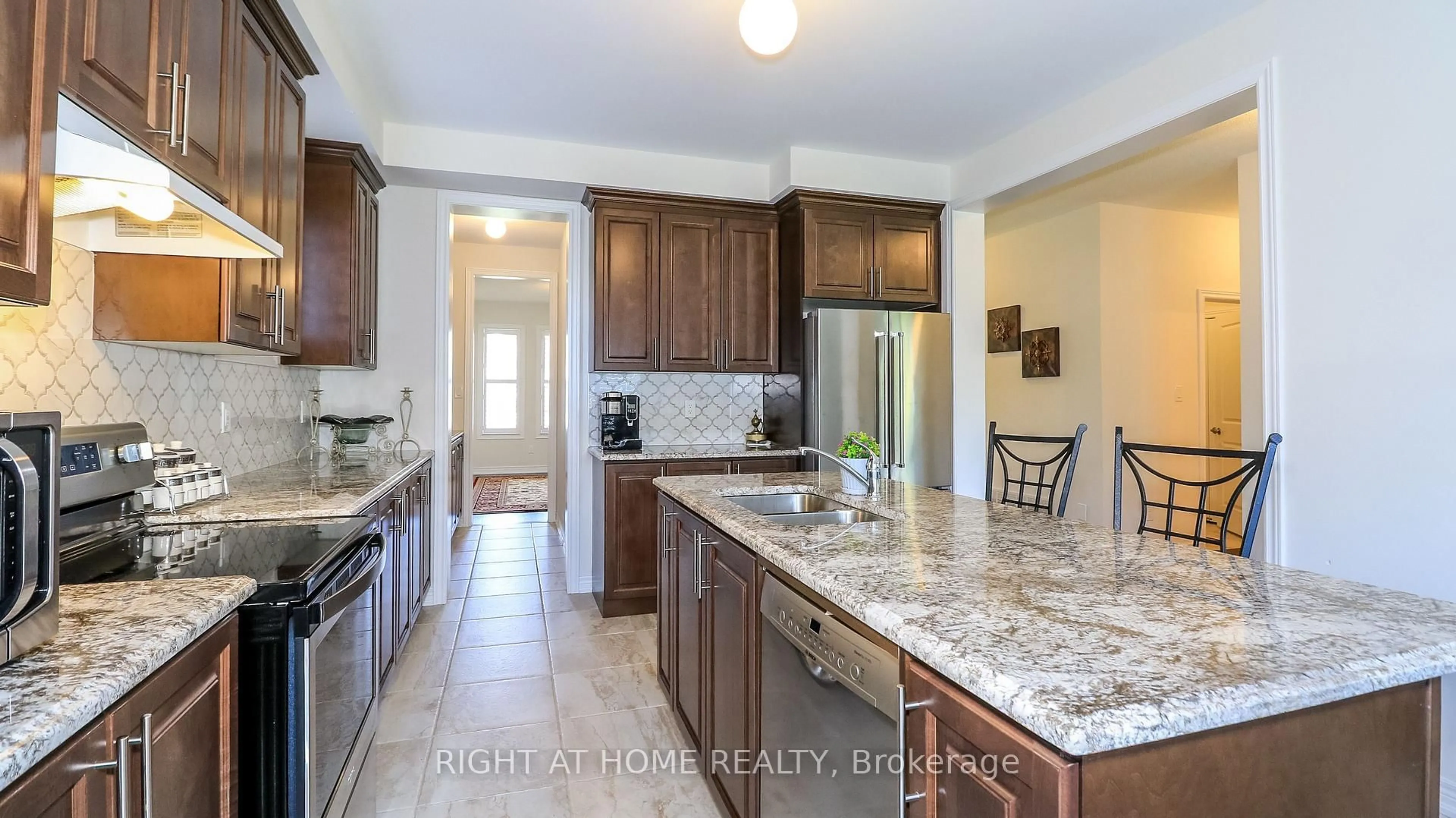 Open concept kitchen, ceramic/tile floor for 1474 Simpkin Crt, Innisfil Ontario L0L 1W0