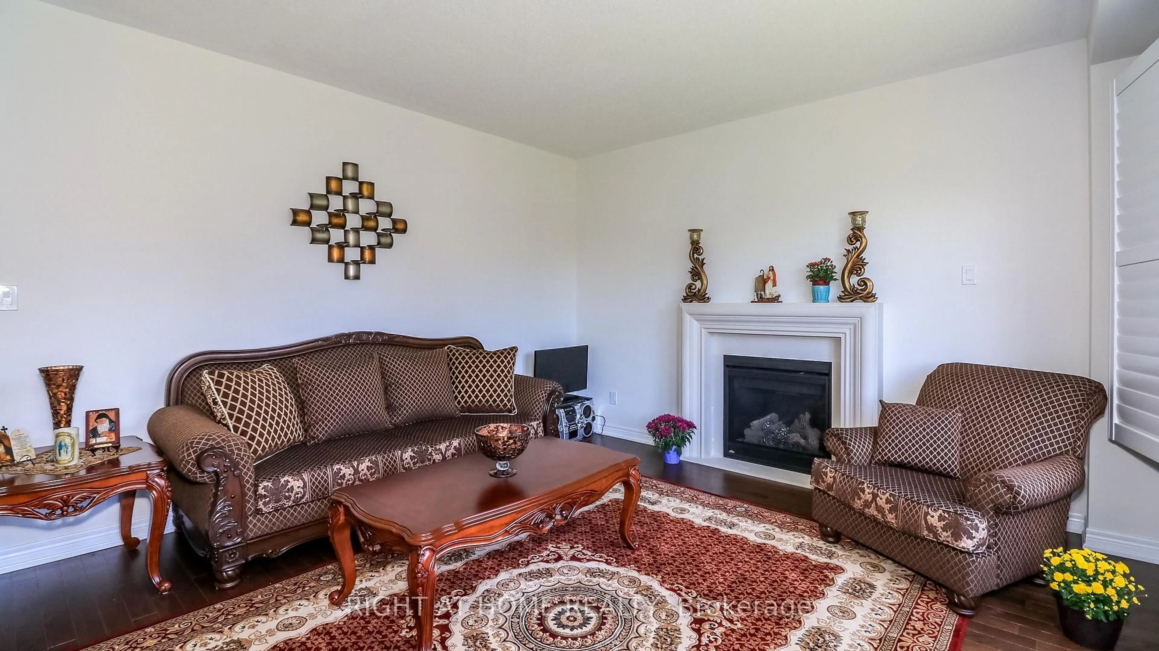 Living room with furniture, unknown for 1474 Simpkin Crt, Innisfil Ontario L0L 1W0
