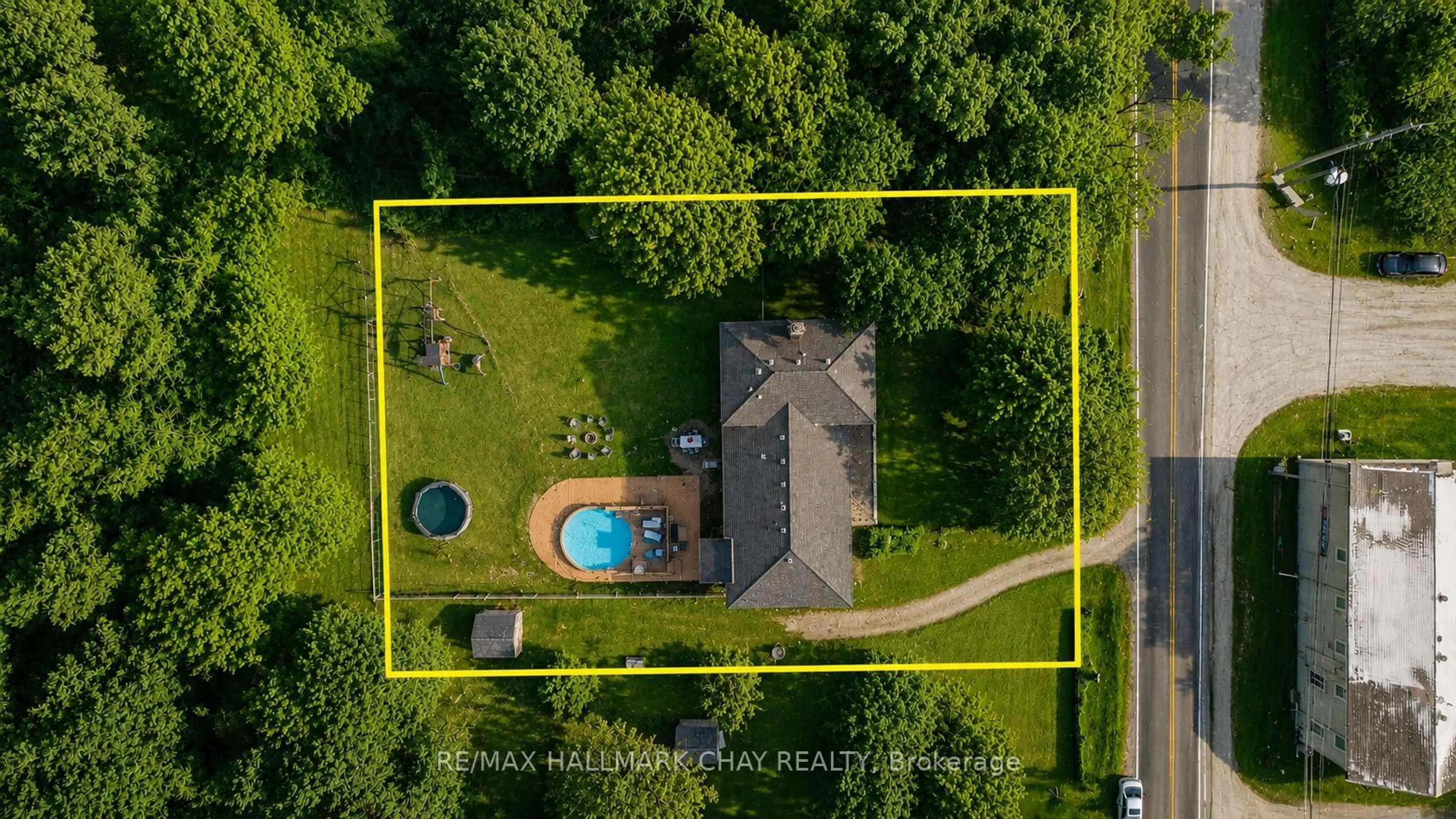 A pic from outside/outdoor area/front of a property/back of a property/a pic from drone, unknown for 1386 Gilford Rd, Innisfil Ontario L0L 1R0