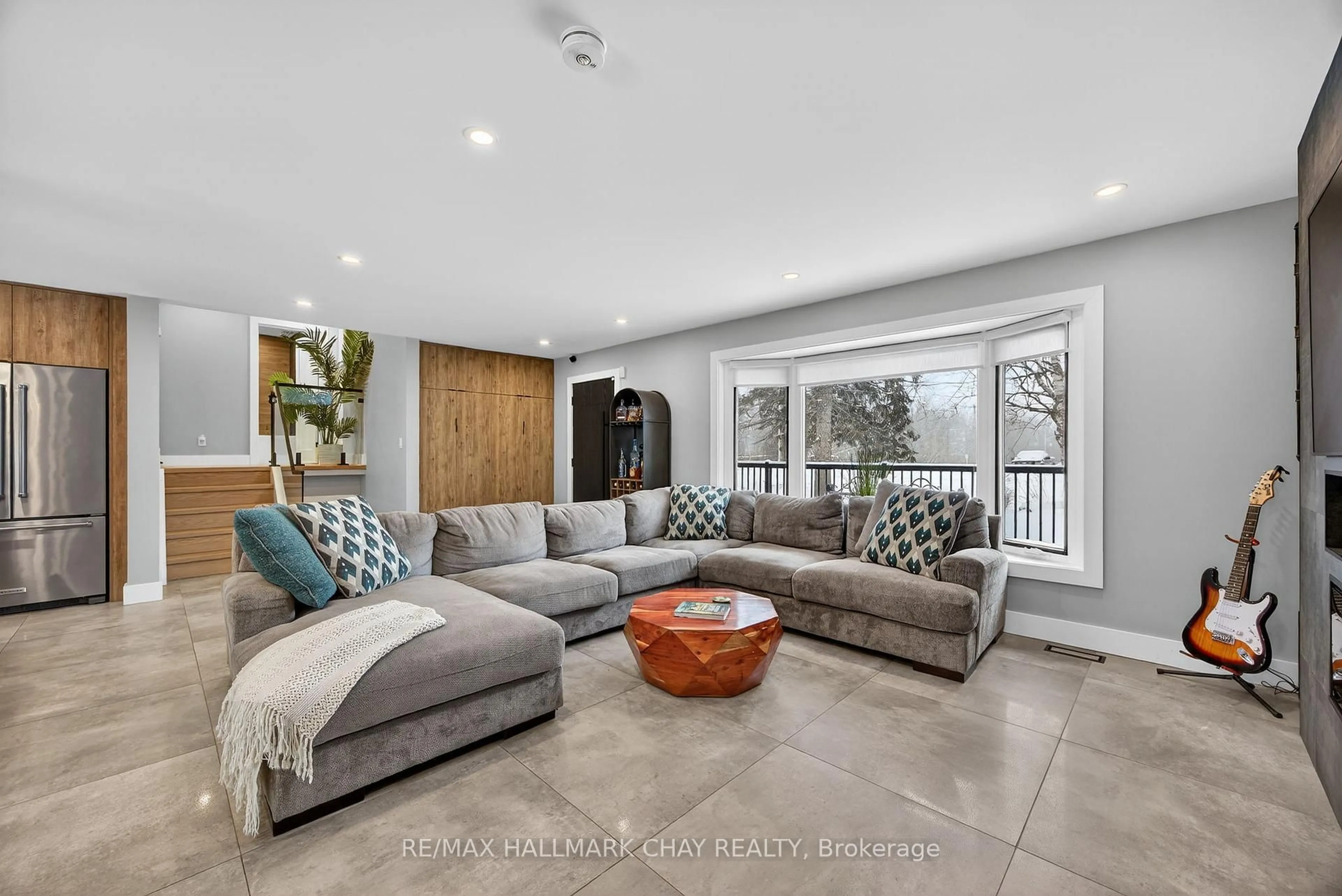 Living room with furniture, unknown for 1386 Gilford Rd, Innisfil Ontario L0L 1R0