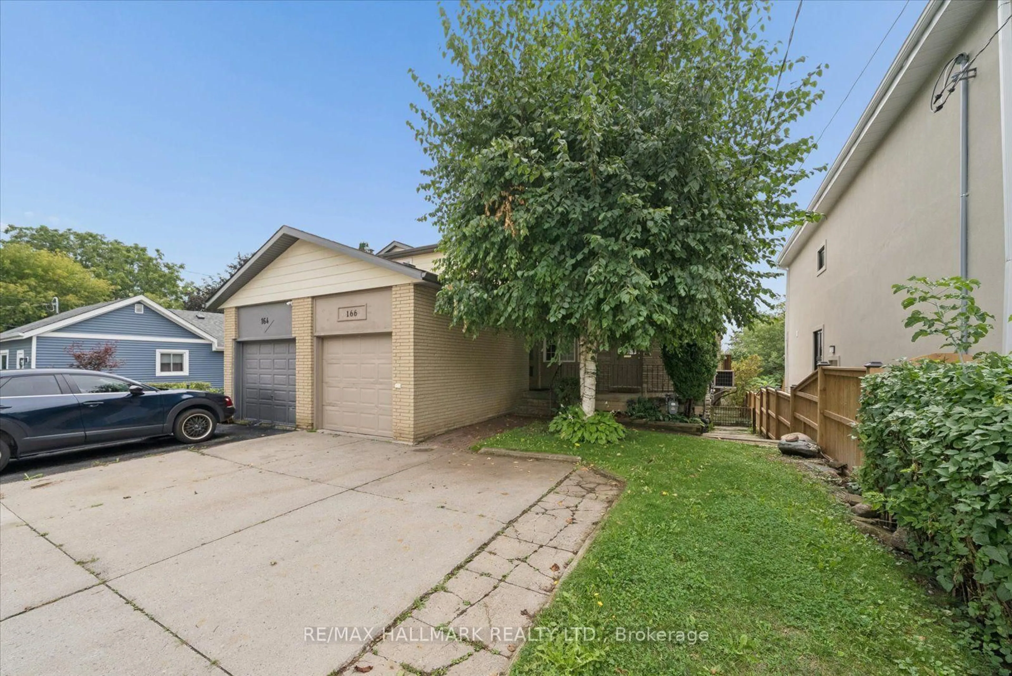 A pic from outside/outdoor area/front of a property/back of a property/a pic from drone, street for 166 James St, Bradford West Gwillimbury Ontario L3Z 1J7
