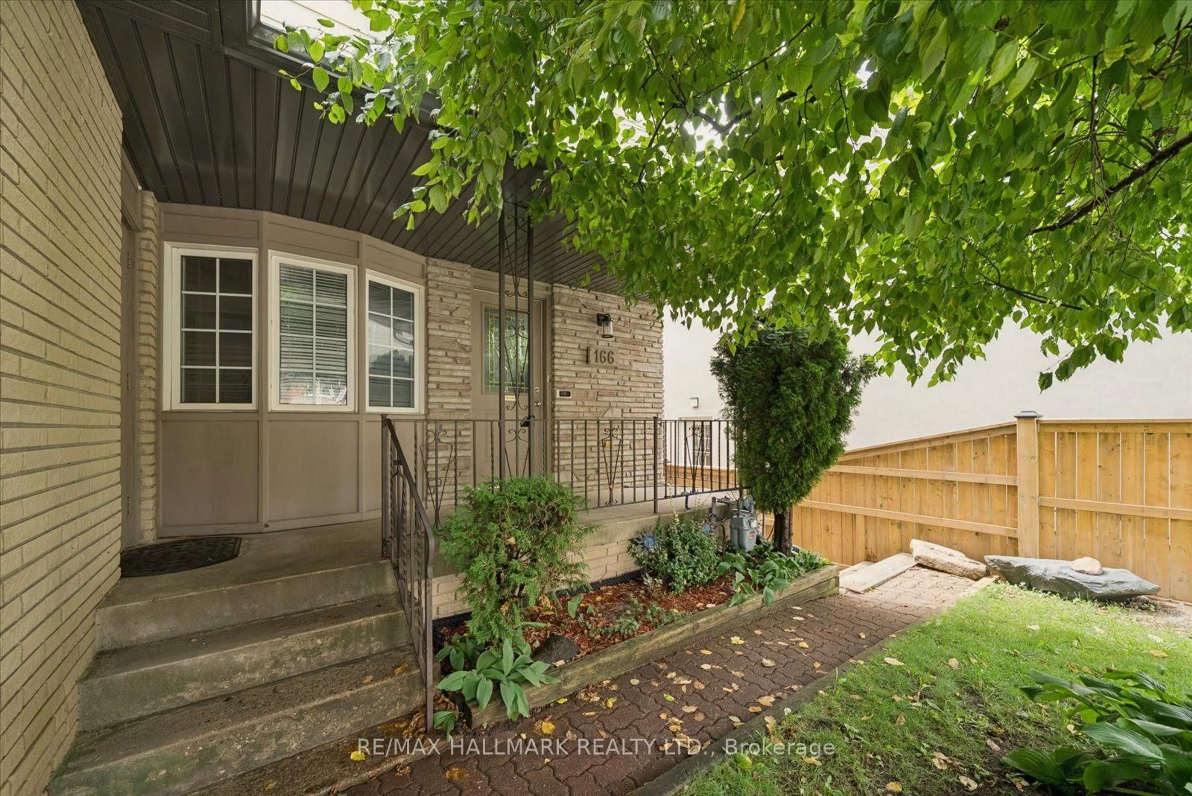Patio, street for 166 James St, Bradford West Gwillimbury Ontario L3Z 1J7
