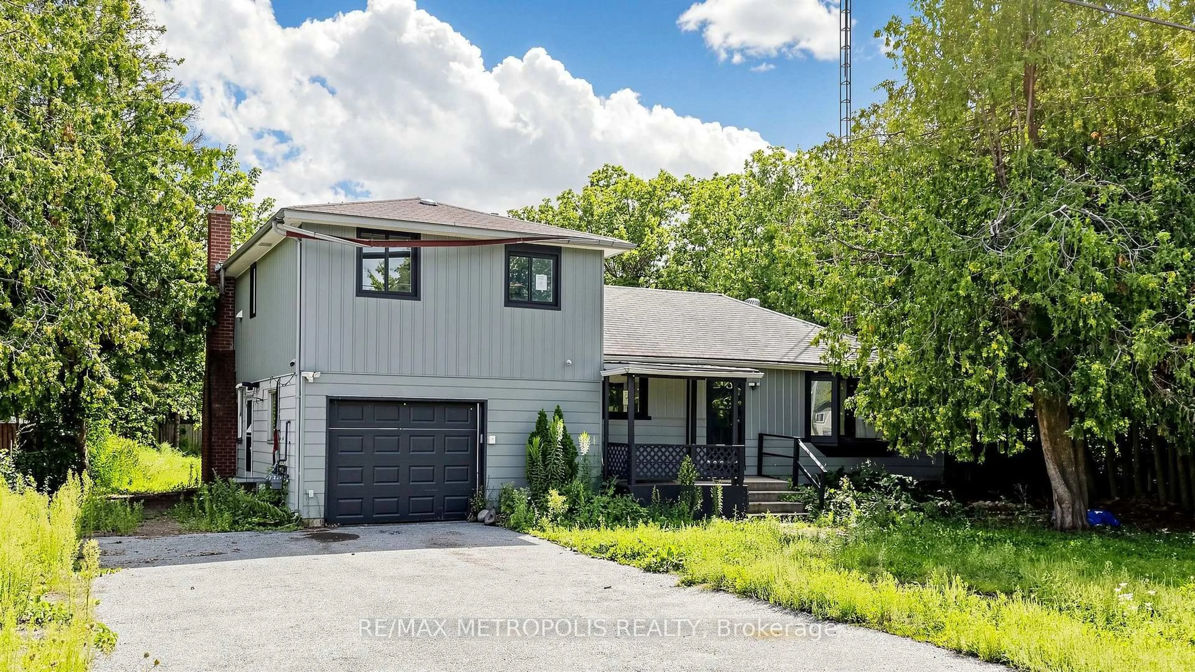Home with vinyl exterior material, street for 1051 Goshen Rd, Innisfil Ontario L9S 2B5