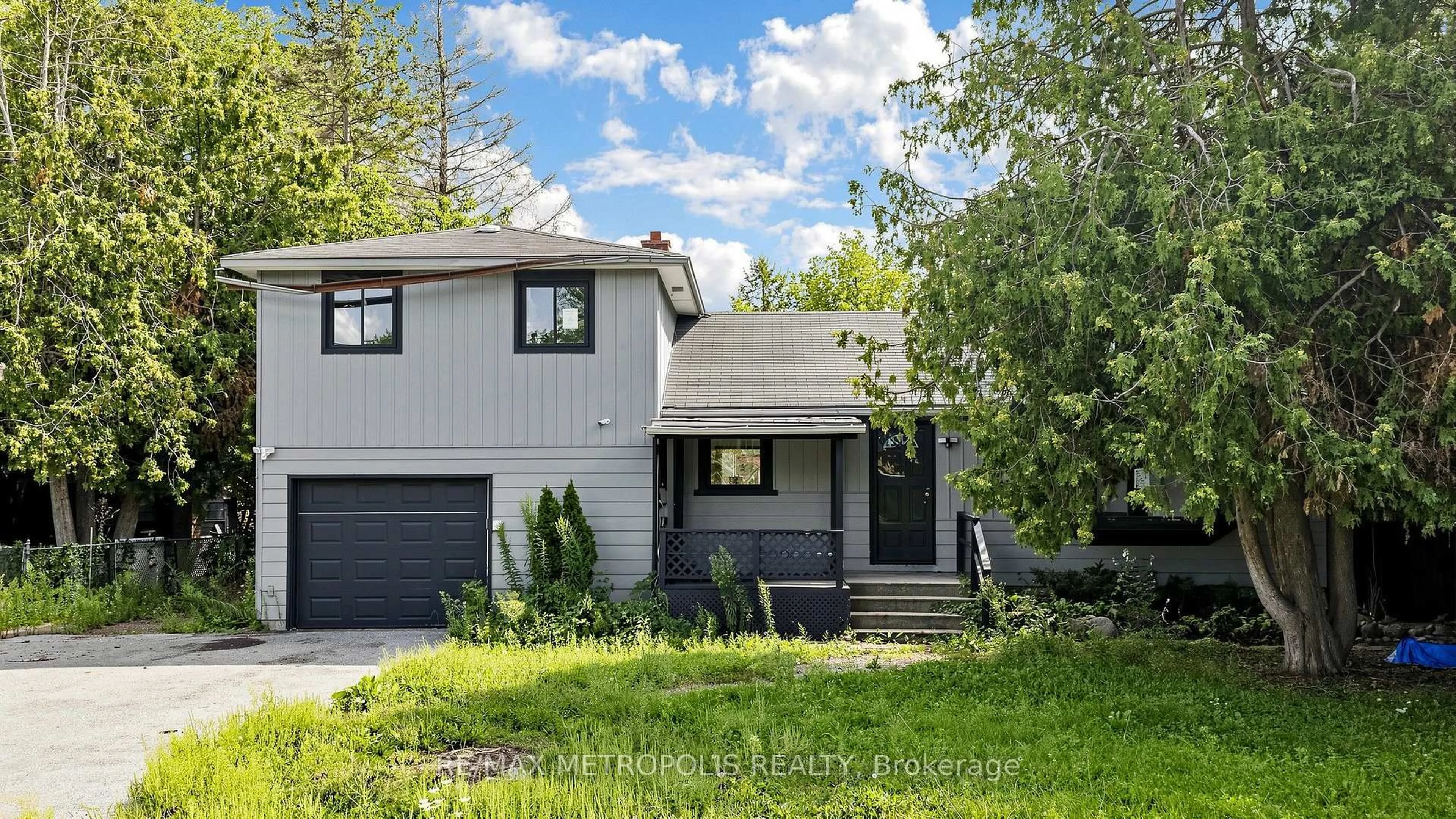 Home with vinyl exterior material, street for 1051 Goshen Rd, Innisfil Ontario L9S 2B5