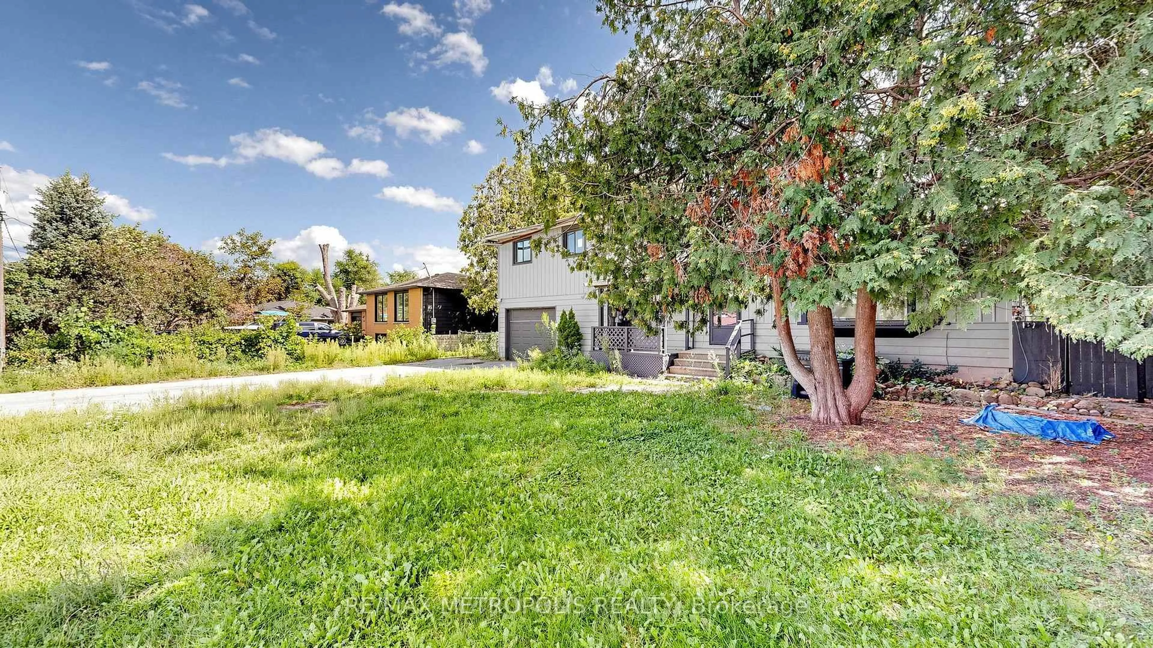A pic from outside/outdoor area/front of a property/back of a property/a pic from drone, street for 1051 Goshen Rd, Innisfil Ontario L9S 2B5