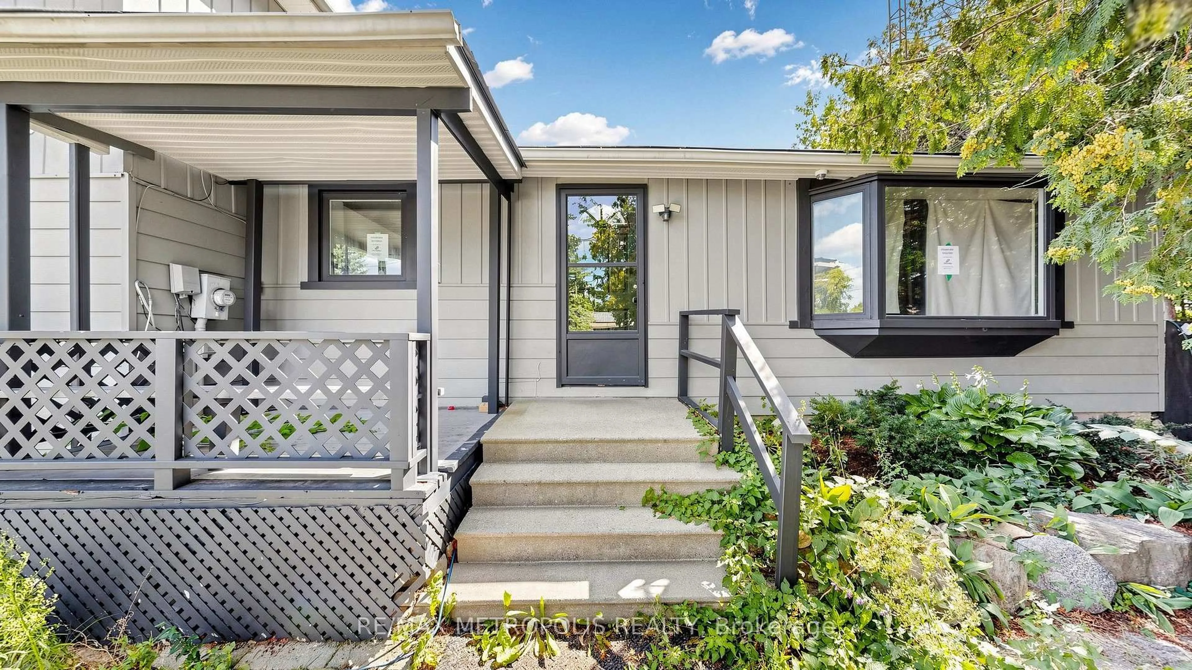 Home with vinyl exterior material, street for 1051 Goshen Rd, Innisfil Ontario L9S 2B5