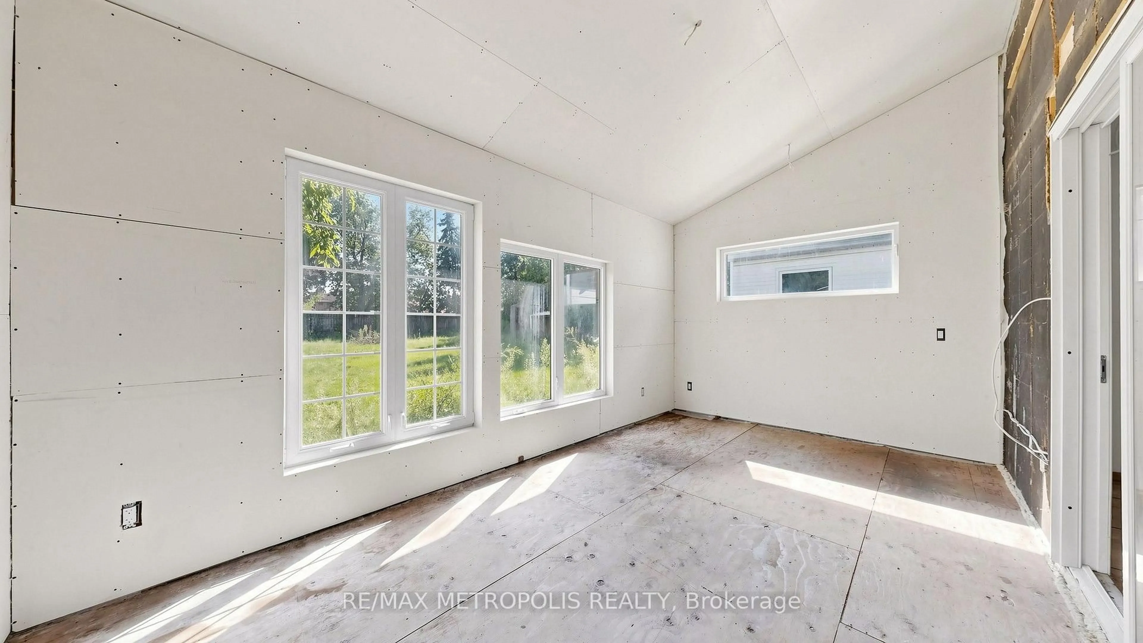 A pic of a room for 1051 Goshen Rd, Innisfil Ontario L9S 2B5