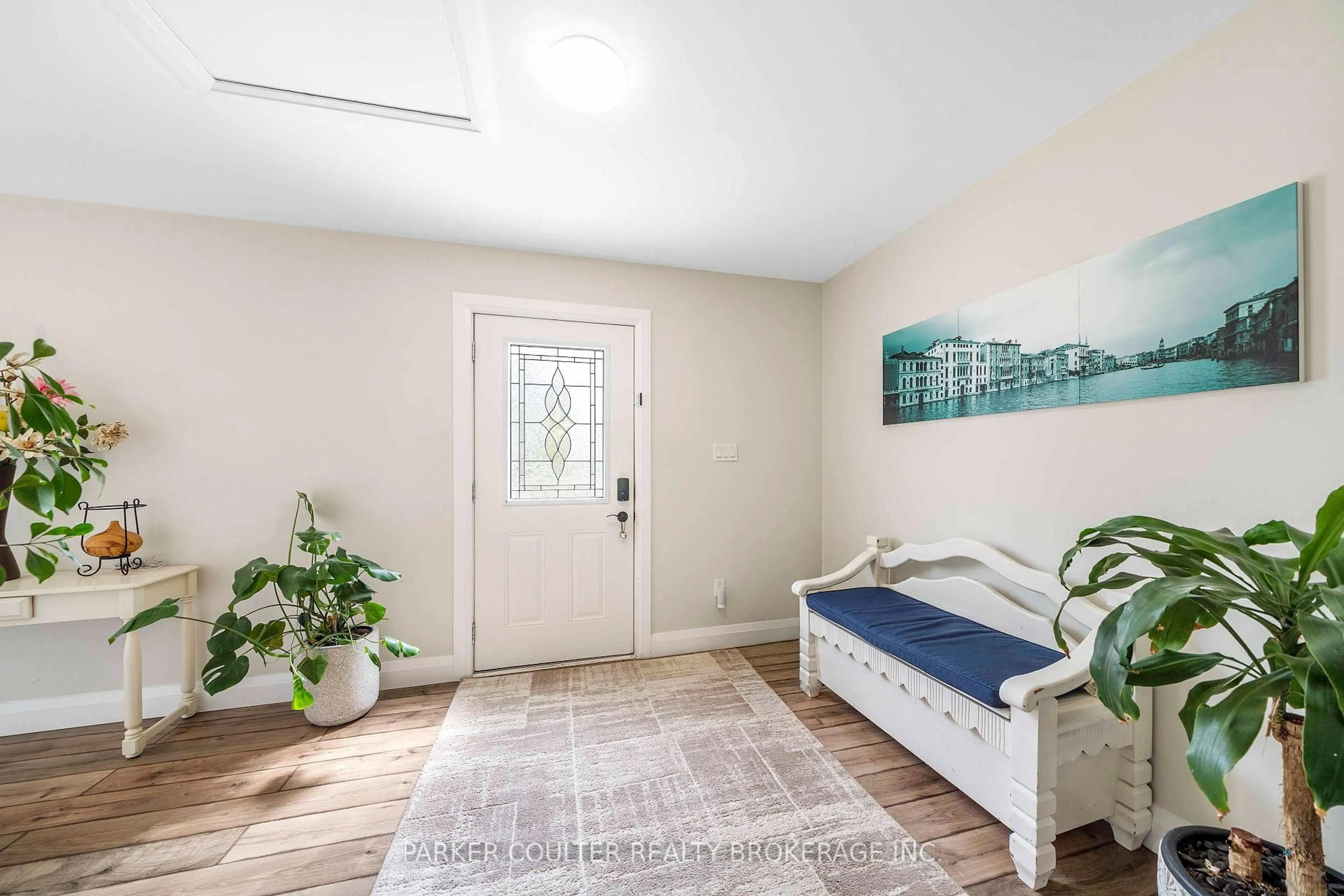 Indoor entryway for 2510 25 Sdrd, Innisfil Ontario L9S 2H1