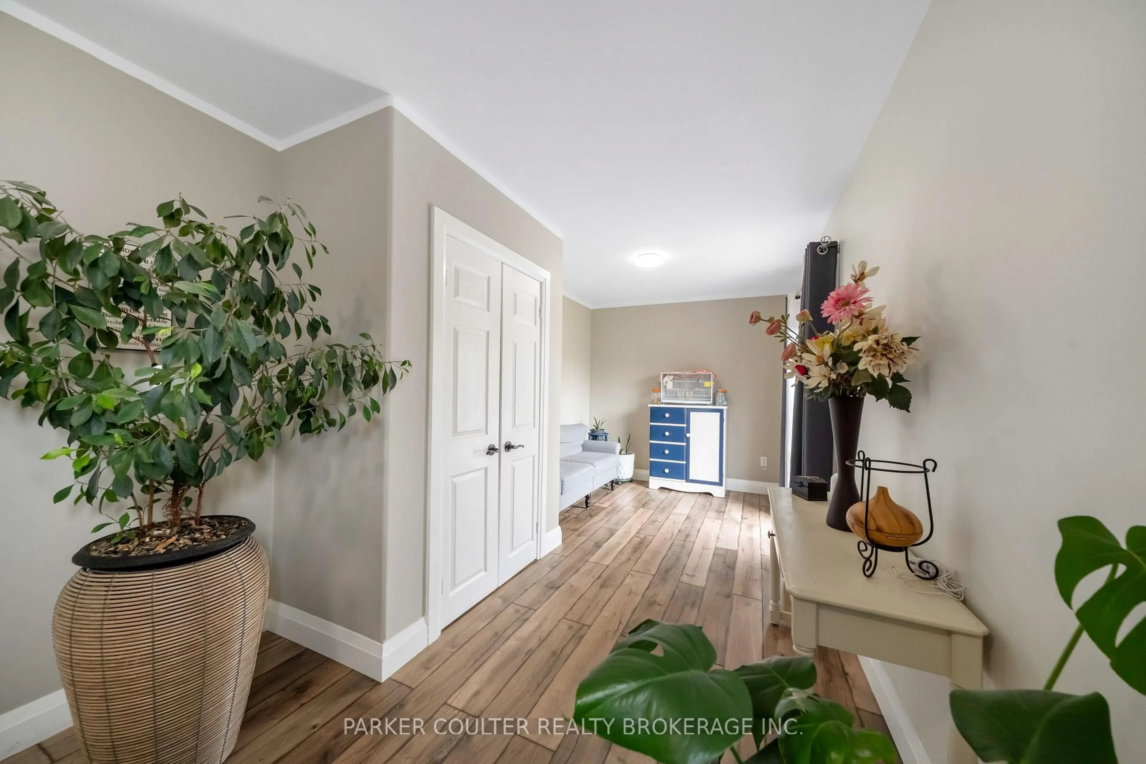 Indoor entryway for 2510 25 Sdrd, Innisfil Ontario L9S 2H1