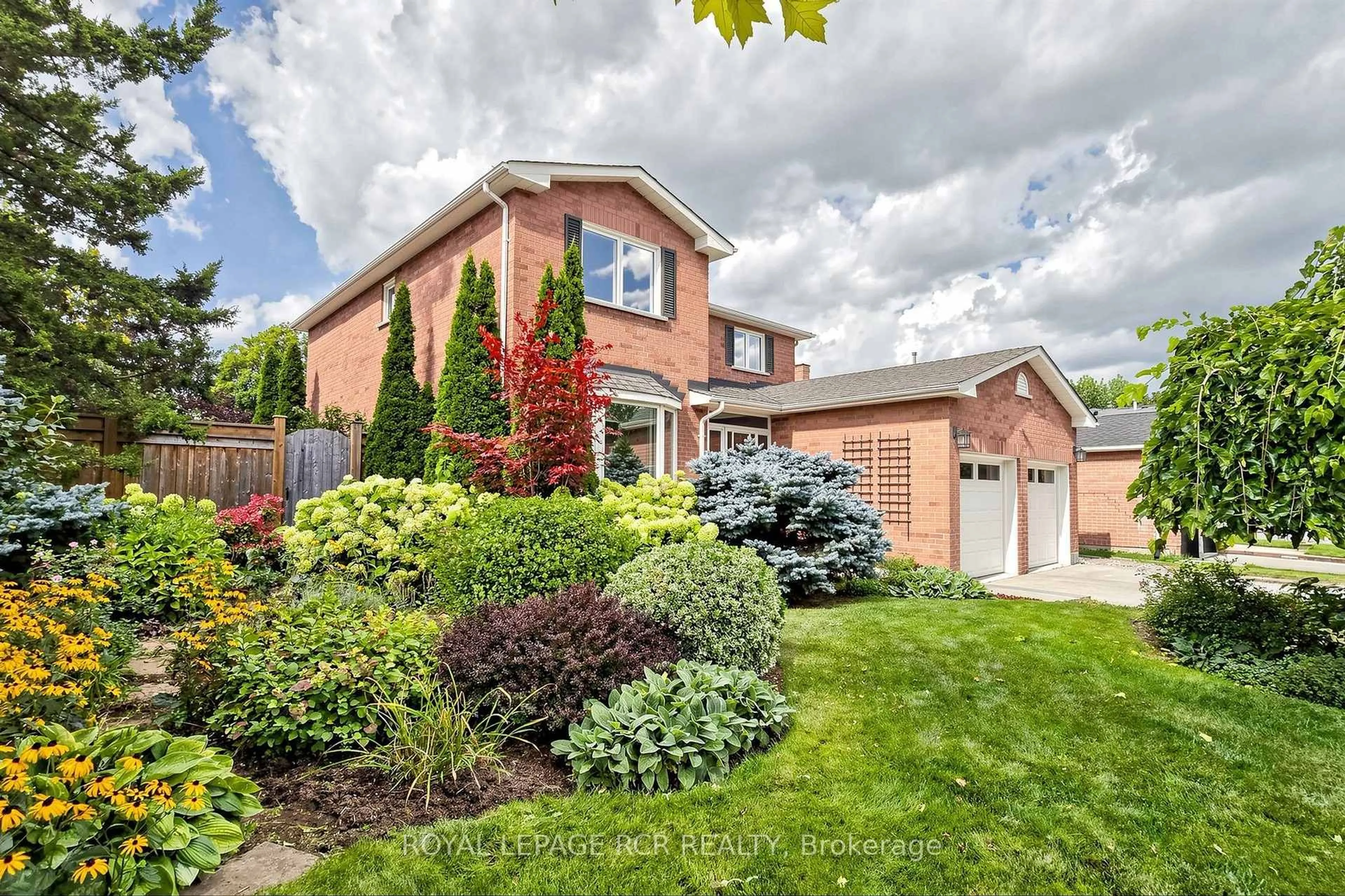Home with brick exterior material, street for 981 Krista Crt, Newmarket Ontario L3Y 7E9