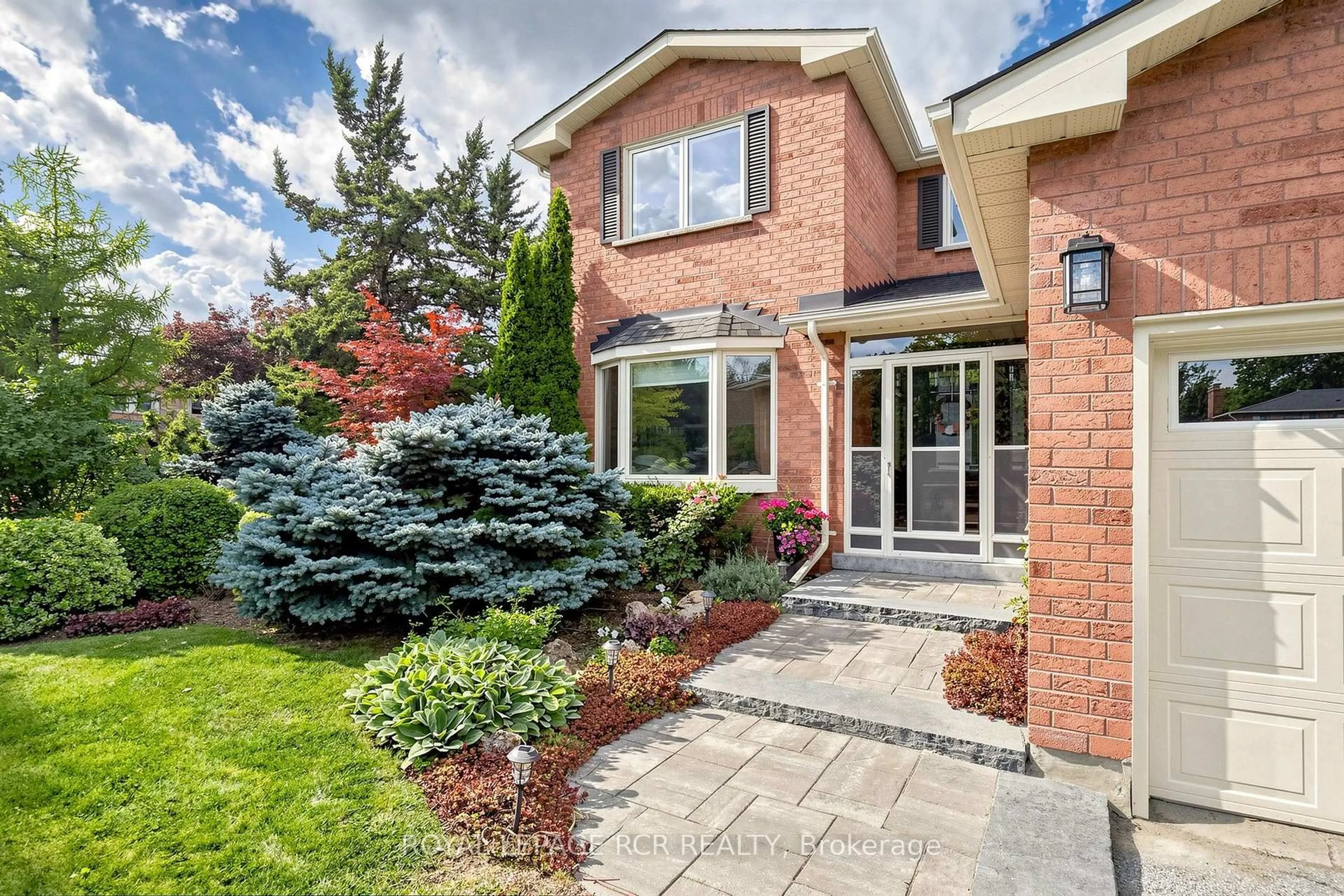 Home with brick exterior material, street for 981 Krista Crt, Newmarket Ontario L3Y 7E9