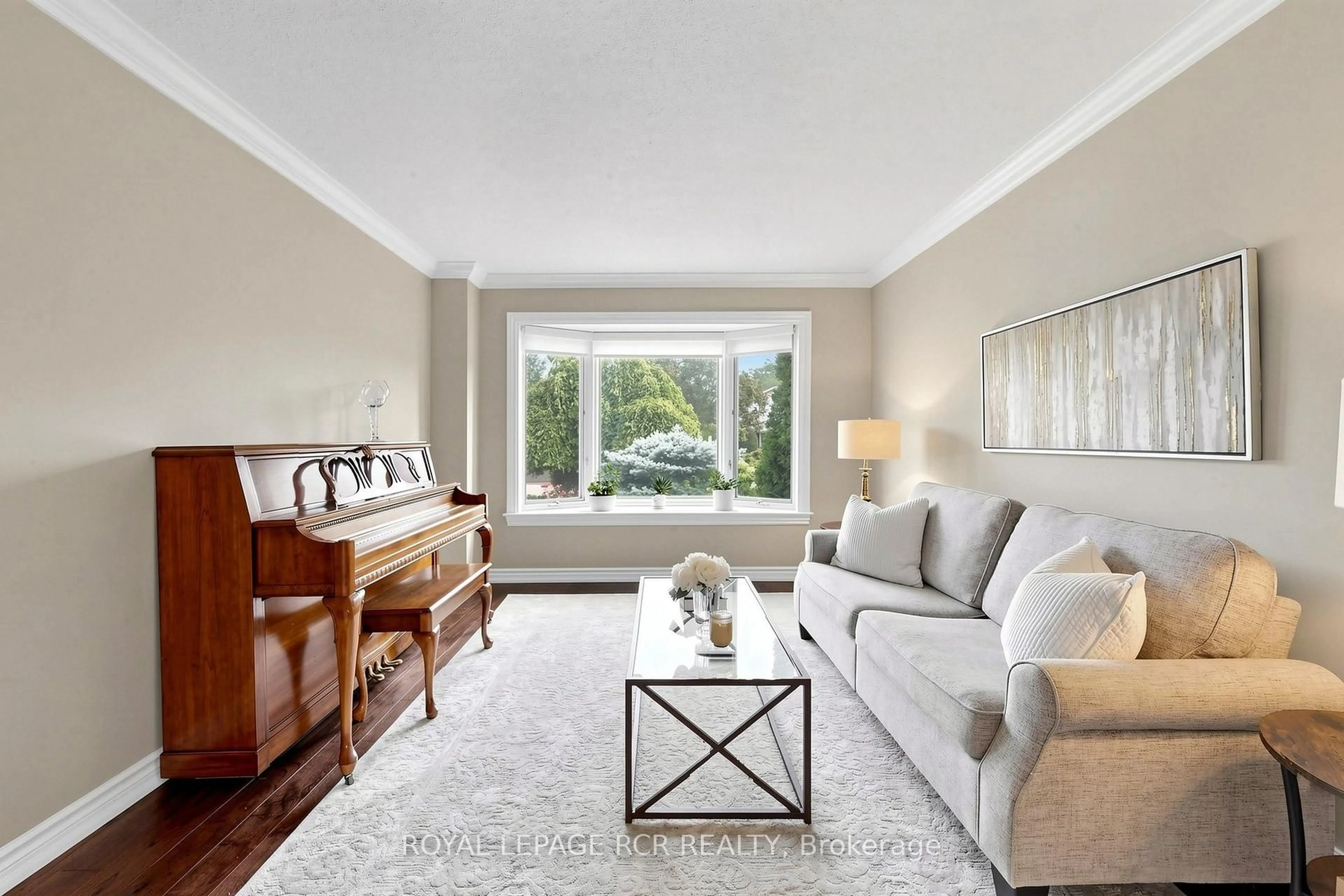 Living room with furniture, unknown for 981 Krista Crt, Newmarket Ontario L3Y 7E9
