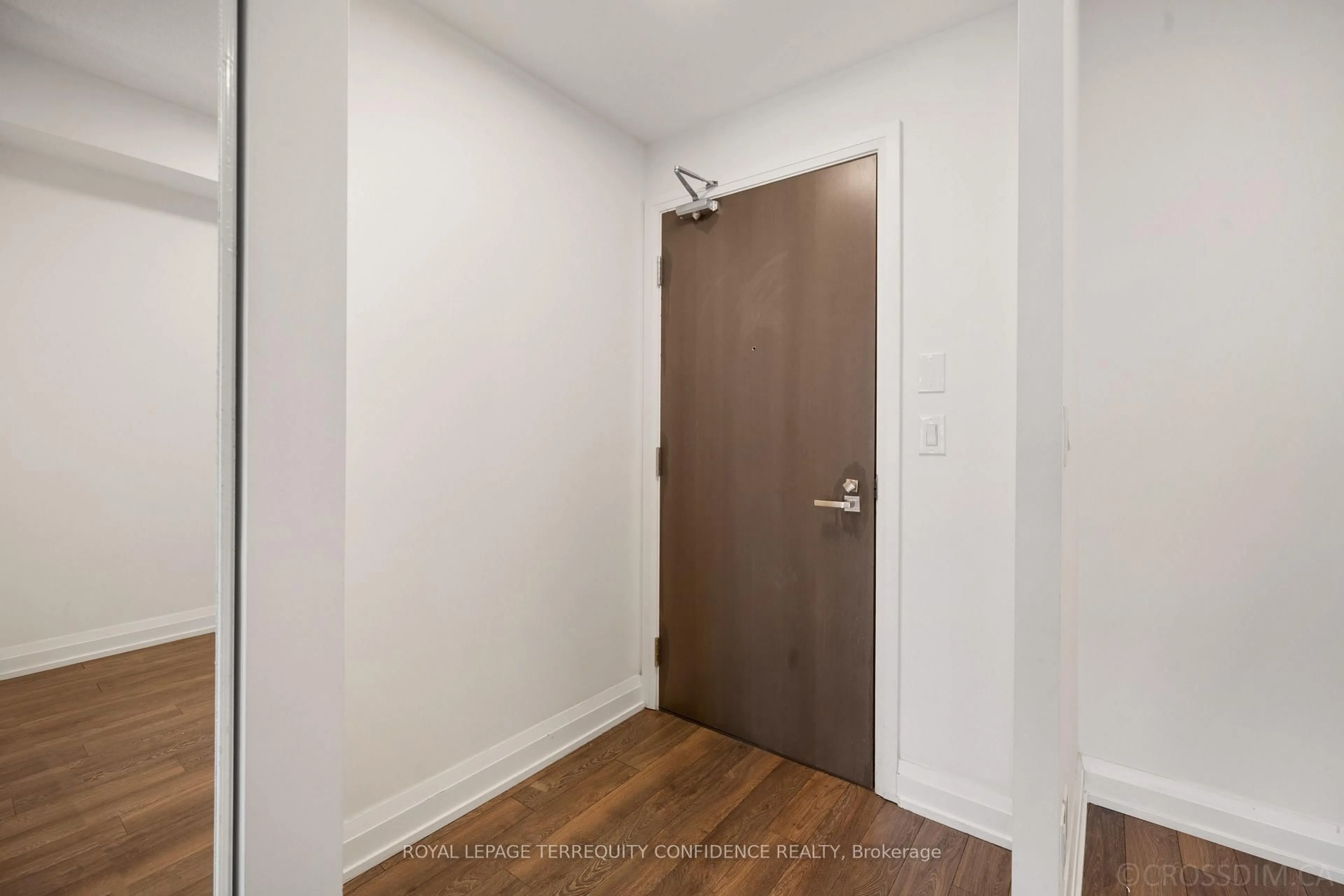 Indoor entryway for 7161 Yonge St #727, Markham Ontario L3T 0C8