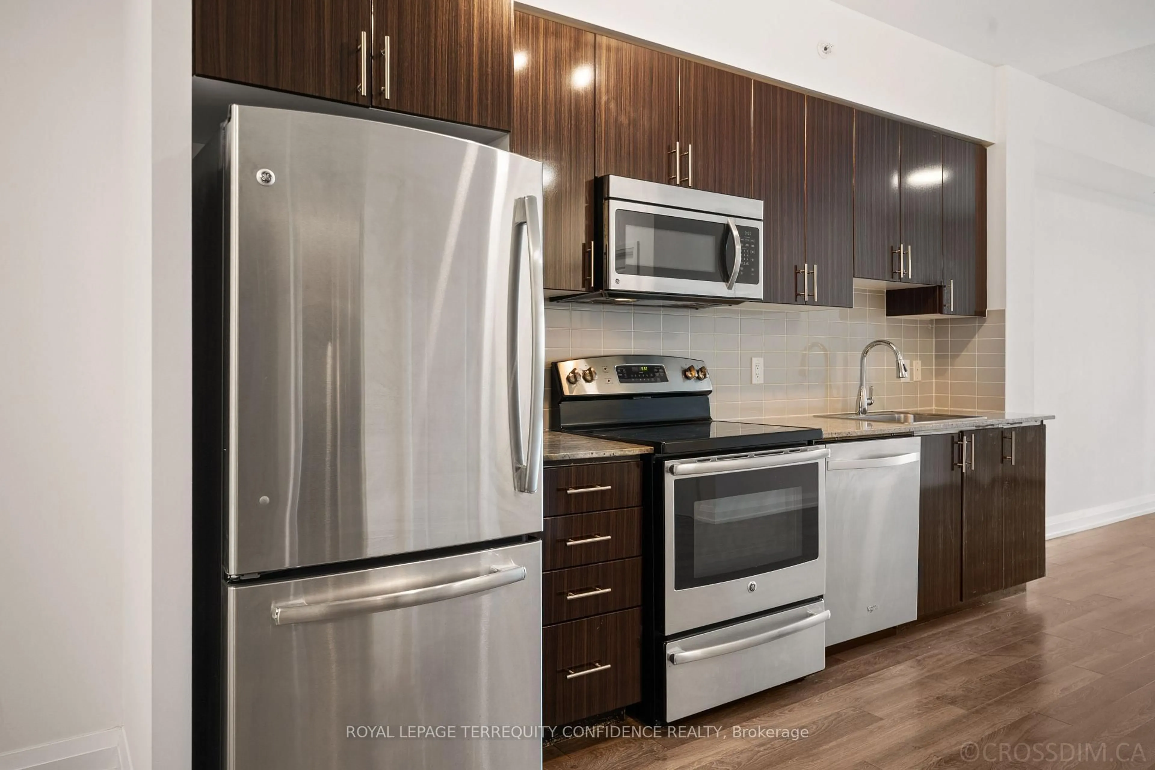 Standard kitchen, wood/laminate floor for 7161 Yonge St #727, Markham Ontario L3T 0C8